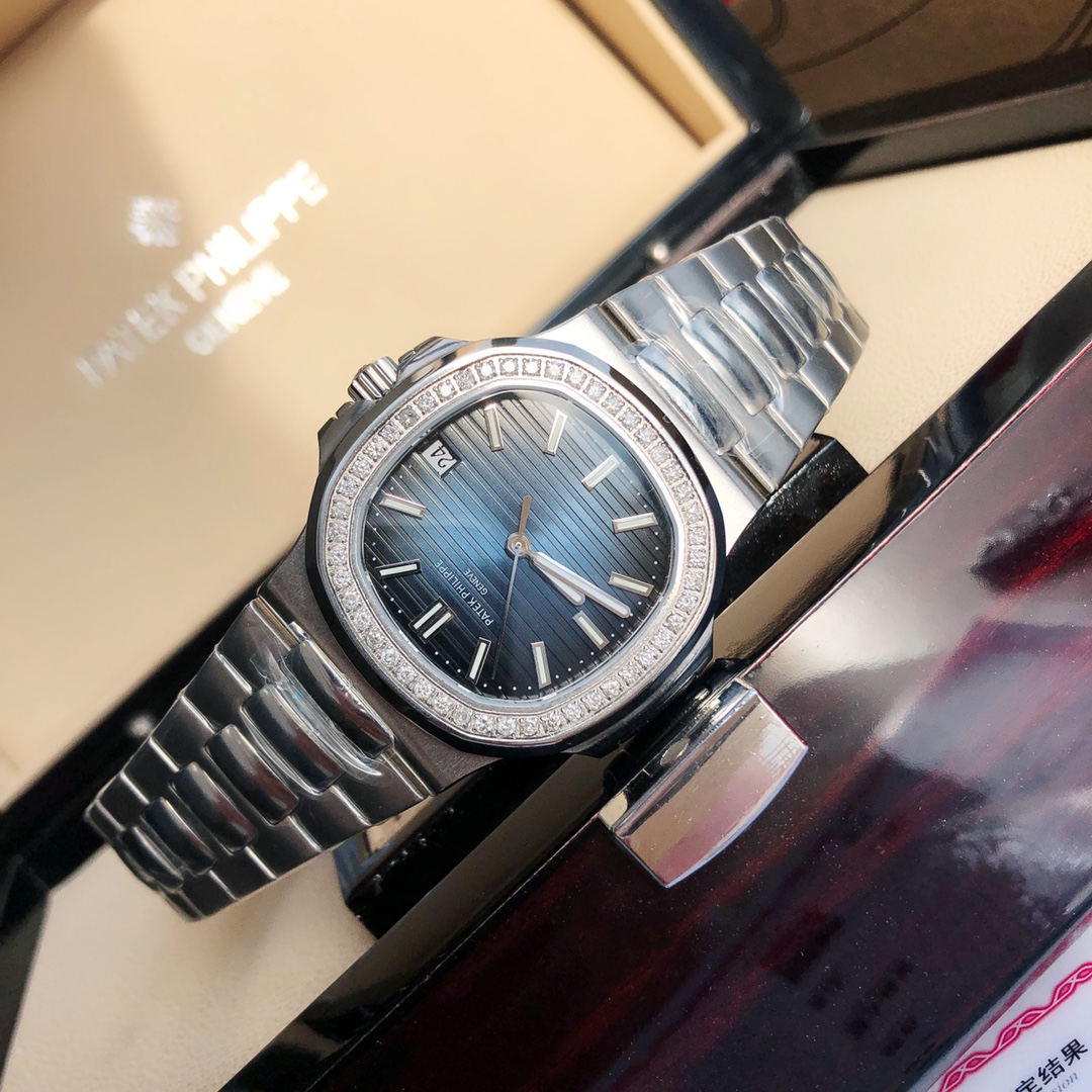 批💰2800配盒
百达翡丽Nautilus（鹦鹉螺）系列腕表俗称“钢王”，结构坚固、个性独特，价格相对于其他款式的PP来说，也不算太过昂贵。这款5711/1A 不锈钢腕表是一款运动腕表，虽然没有过多的计时功能，但是它由内而外的运动设计感是不言而喻的。但是这款表绝对不仅仅只适合运动，稳重低调的设计，在日常佩戴，也是非常出众的。那么今天四眼玩表带来的是这款出自台湾厂终极版本的鹦鹉螺5711中的蓝色表盘款。40MM的表径厚度8.8MM，尺寸上和原版是非常接近的。表圈采用VS1.9天然真钻，权威国检机构出具有GTC真钻证书！原装的刻度夜光填充是纯白色的，指针的填充是带有淡淡的绿色。MKS包括PF他们的填充色统一的都是淡绿色所以字面上台湾厂的最接近的。12点钟刻度下方的英文字体终极版再次修正，字体要比PF大一些并且字体更加清楚。其次日历部分之前PF的日历窗口是要小于原版的包括日历的字体，而且日历显示个别会出现字体偏右的情况。台湾终极版这次的日历窗口包括字体相比PF要稍微大一些并且字体显示居中，并没有出现日历偏差的问题。这些是字面的升级部分。腕表底盖采用背透设计，机芯搭载的是9015修正版Cal.324机芯，机芯构造更符合原装结构，目前唯一修正了摆轮方向的百达翡丽Cal.324机芯，剔除底层基础机芯摆轮。夹板经过细致打磨处理，日内瓦波纹做工细致，鸡血色宝石更加鲜艳亮丽，走时稳定靠谱。