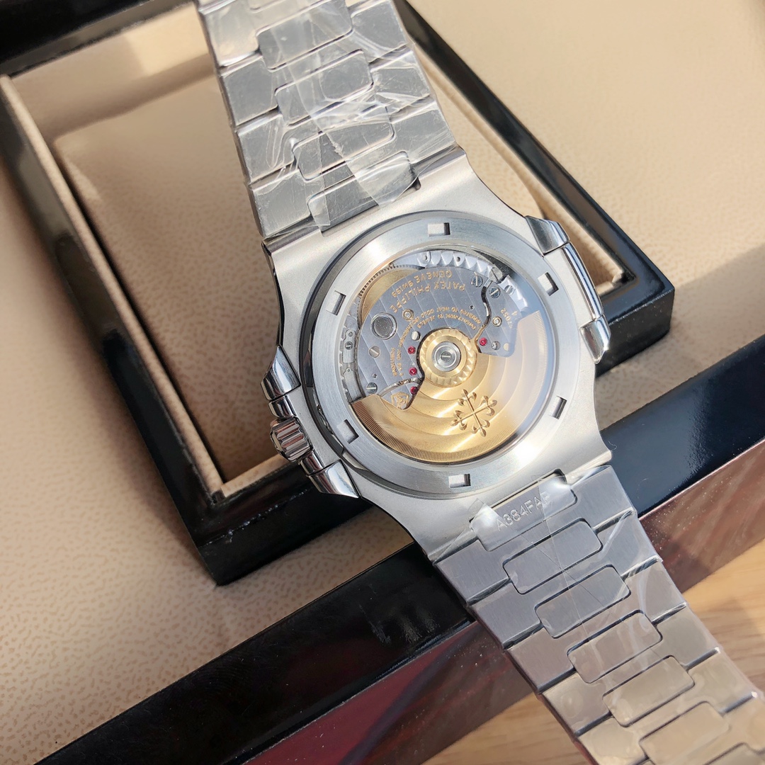 批💰2800配盒
百达翡丽Nautilus（鹦鹉螺）系列腕表俗称“钢王”，结构坚固、个性独特，价格相对于其他款式的PP来说，也不算太过昂贵。这款5711/1A 不锈钢腕表是一款运动腕表，虽然没有过多的计时功能，但是它由内而外的运动设计感是不言而喻的。但是这款表绝对不仅仅只适合运动，稳重低调的设计，在日常佩戴，也是非常出众的。那么今天四眼玩表带来的是这款出自台湾厂终极版本的鹦鹉螺5711中的蓝色表盘款。40MM的表径厚度8.8MM，尺寸上和原版是非常接近的。表圈采用VS1.9天然真钻，权威国检机构出具有GTC真钻证书！原装的刻度夜光填充是纯白色的，指针的填充是带有淡淡的绿色。MKS包括PF他们的填充色统一的都是淡绿色所以字面上台湾厂的最接近的。12点钟刻度下方的英文字体终极版再次修正，字体要比PF大一些并且字体更加清楚。其次日历部分之前PF的日历窗口是要小于原版的包括日历的字体，而且日历显示个别会出现字体偏右的情况。台湾终极版这次的日历窗口包括字体相比PF要稍微大一些并且字体显示居中，并没有出现日历偏差的问题。这些是字面的升级部分。腕表底盖采用背透设计，机芯搭载的是9015修正版Cal.324机芯，机芯构造更符合原装结构，目前唯一修正了摆轮方向的百达翡丽Cal.324机芯，剔除底层基础机芯摆轮。夹板经过细致打磨处理，日内瓦波纹做工细致，鸡血色宝石更加鲜艳亮丽，走时稳定靠谱。