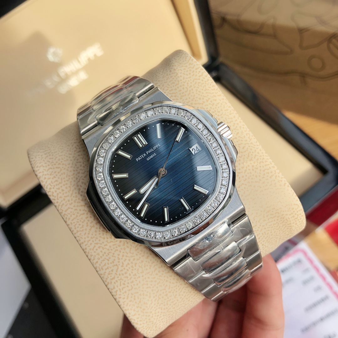 批💰2800配盒
百达翡丽Nautilus（鹦鹉螺）系列腕表俗称“钢王”，结构坚固、个性独特，价格相对于其他款式的PP来说，也不算太过昂贵。这款5711/1A 不锈钢腕表是一款运动腕表，虽然没有过多的计时功能，但是它由内而外的运动设计感是不言而喻的。但是这款表绝对不仅仅只适合运动，稳重低调的设计，在日常佩戴，也是非常出众的。那么今天四眼玩表带来的是这款出自台湾厂终极版本的鹦鹉螺5711中的蓝色表盘款。40MM的表径厚度8.8MM，尺寸上和原版是非常接近的。表圈采用VS1.9天然真钻，权威国检机构出具有GTC真钻证书！原装的刻度夜光填充是纯白色的，指针的填充是带有淡淡的绿色。MKS包括PF他们的填充色统一的都是淡绿色所以字面上台湾厂的最接近的。12点钟刻度下方的英文字体终极版再次修正，字体要比PF大一些并且字体更加清楚。其次日历部分之前PF的日历窗口是要小于原版的包括日历的字体，而且日历显示个别会出现字体偏右的情况。台湾终极版这次的日历窗口包括字体相比PF要稍微大一些并且字体显示居中，并没有出现日历偏差的问题。这些是字面的升级部分。腕表底盖采用背透设计，机芯搭载的是9015修正版Cal.324机芯，机芯构造更符合原装结构，目前唯一修正了摆轮方向的百达翡丽Cal.324机芯，剔除底层基础机芯摆轮。夹板经过细致打磨处理，日内瓦波纹做工细致，鸡血色宝石更加鲜艳亮丽，走时稳定靠谱。