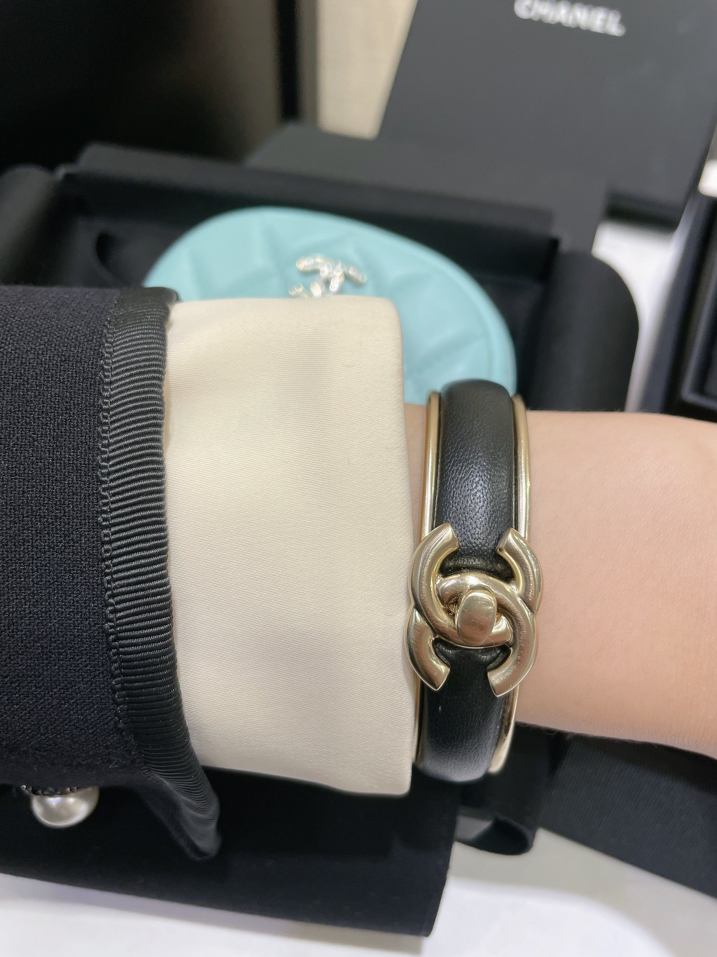 NO:633125,A set of bracelets and rings. Please refer to the wearing picture. Keep it for yourself first. You can’t go wrong with the black and gold color scheme. Buy it if you like it. It’s so fun to customize. Small price experience, ring, bracelet, Cartier high-end jewelry.19860909手镯 戒指一套入 佩戴图参考 先自留了 黑金配色 不会出错 喜欢就买 定制也太快乐啦 小价位体验,,ring,bracelet,卡迪亚高端饰品,Jewelry