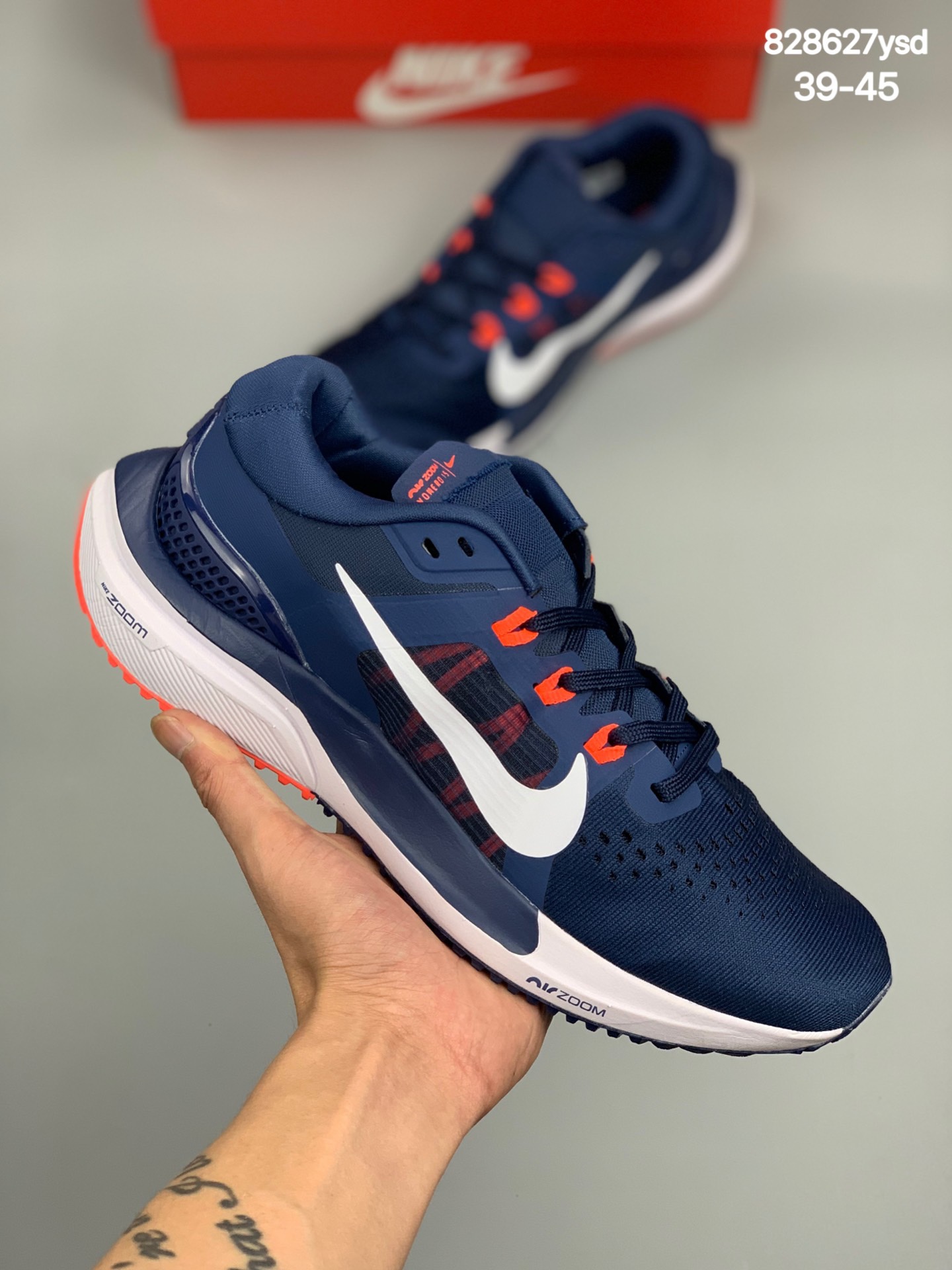 
#耐克 Nike Air Zoom Vomero 15 登月15代 网面透气跑鞋舒适脚感避震运动鞋 
货号：CU1855-006
尺码:39-45
编码：828627ysd