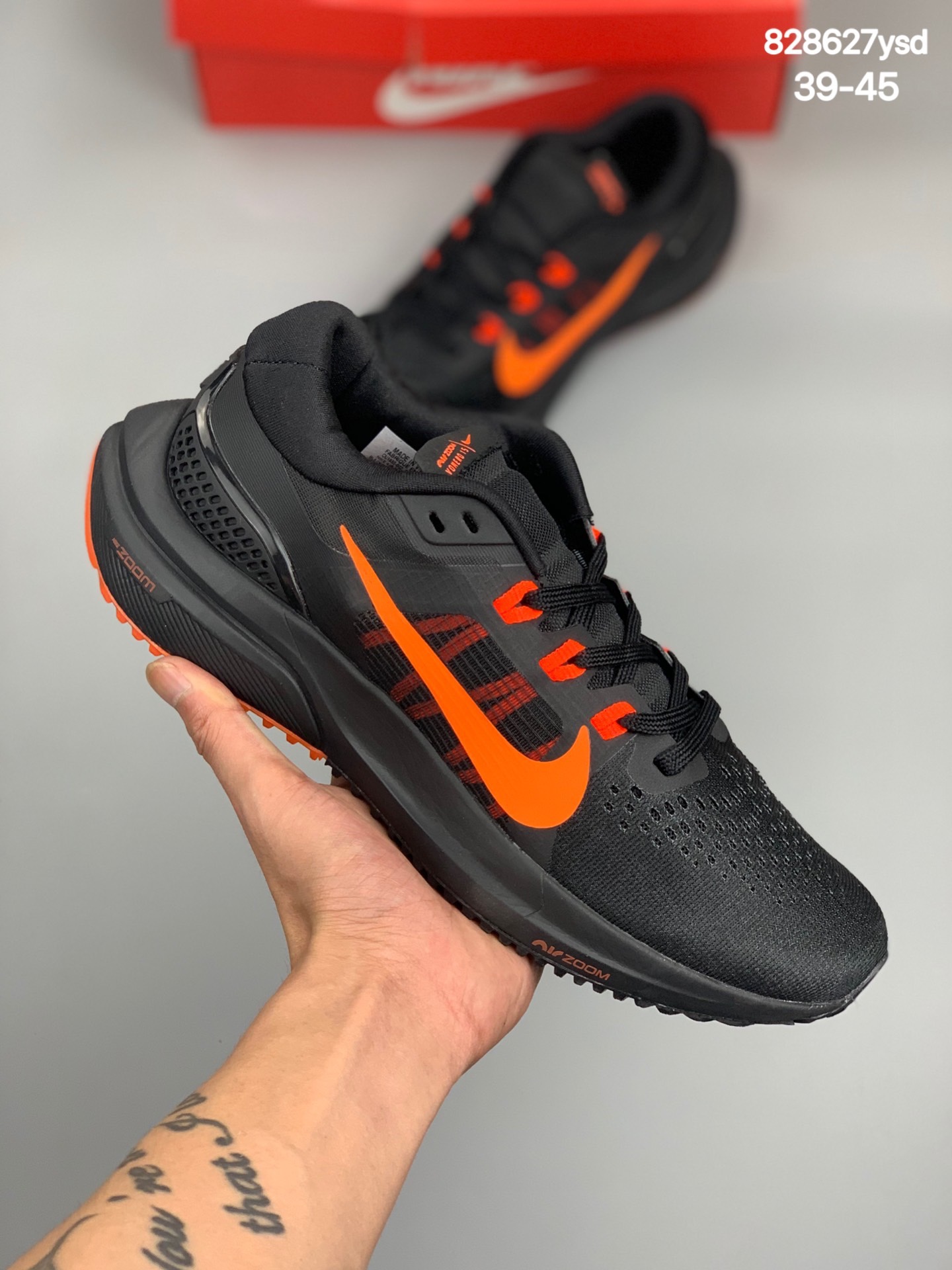 
#耐克 Nike Air Zoom Vomero 15 登月15代 网面透气跑鞋舒适脚感避震运动鞋 
货号：CU1855-006
尺码:39-45
编码：828627ysd