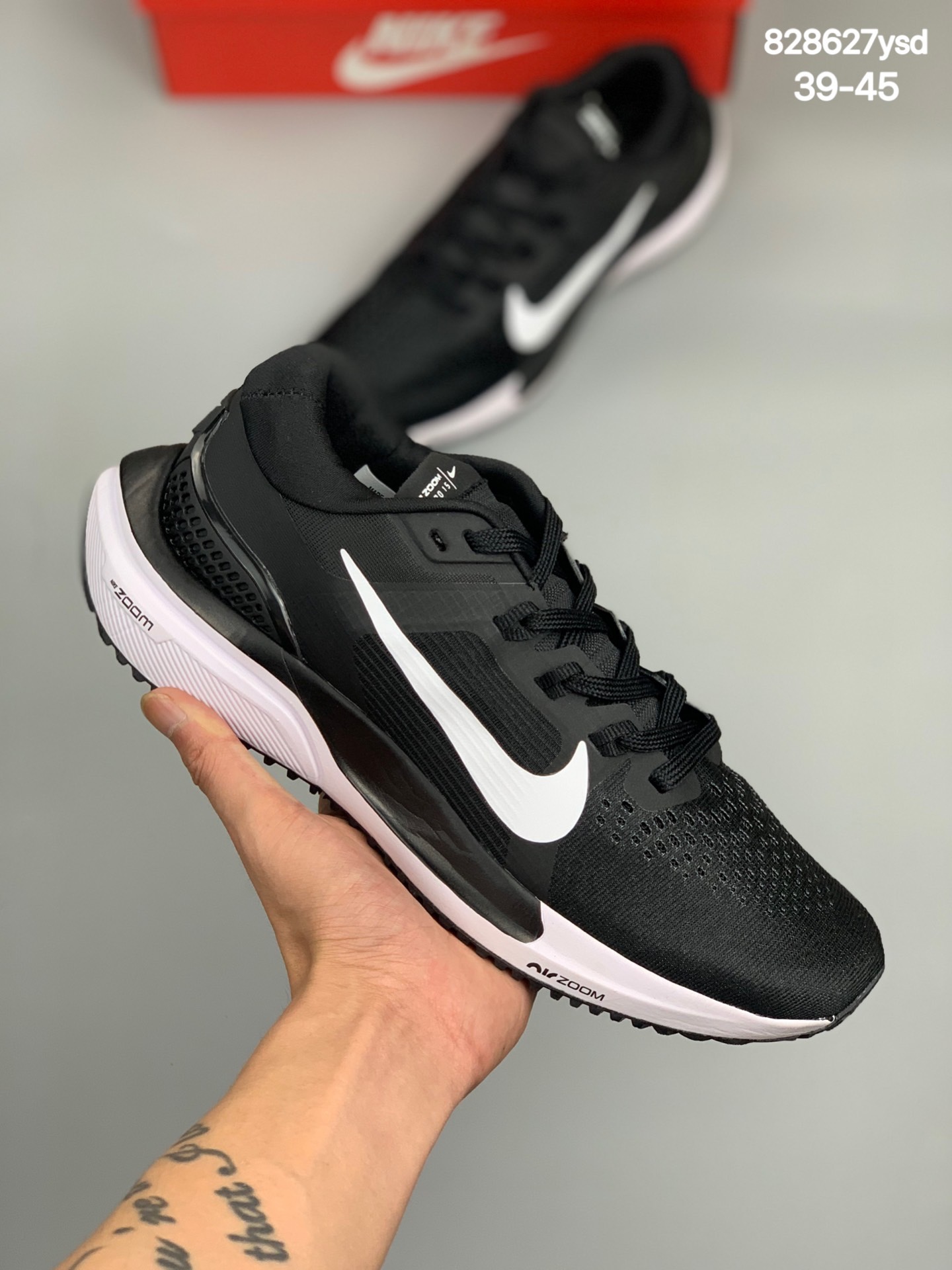 
#耐克 Nike Air Zoom Vomero 15 登月15代 网面透气跑鞋舒适脚感避震运动鞋 
货号：CU1855-006
尺码:39-45
编码：828627ysd