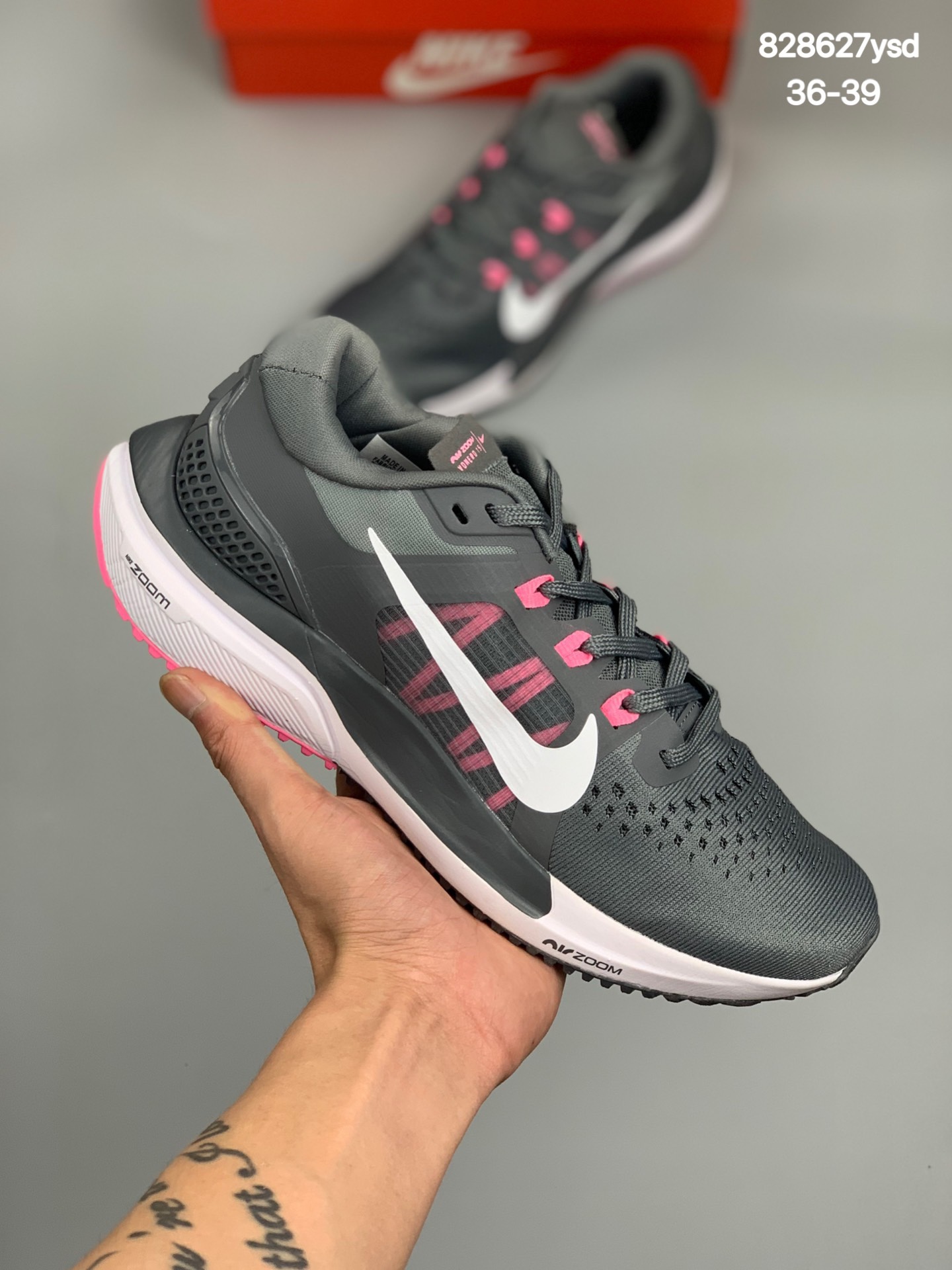 
#耐克 Nike Air Zoom Vomero 15 登月15代 网面透气跑鞋舒适脚感避震运动鞋 
货号：CU1855-006
尺码:36-39
编码：828627ysd