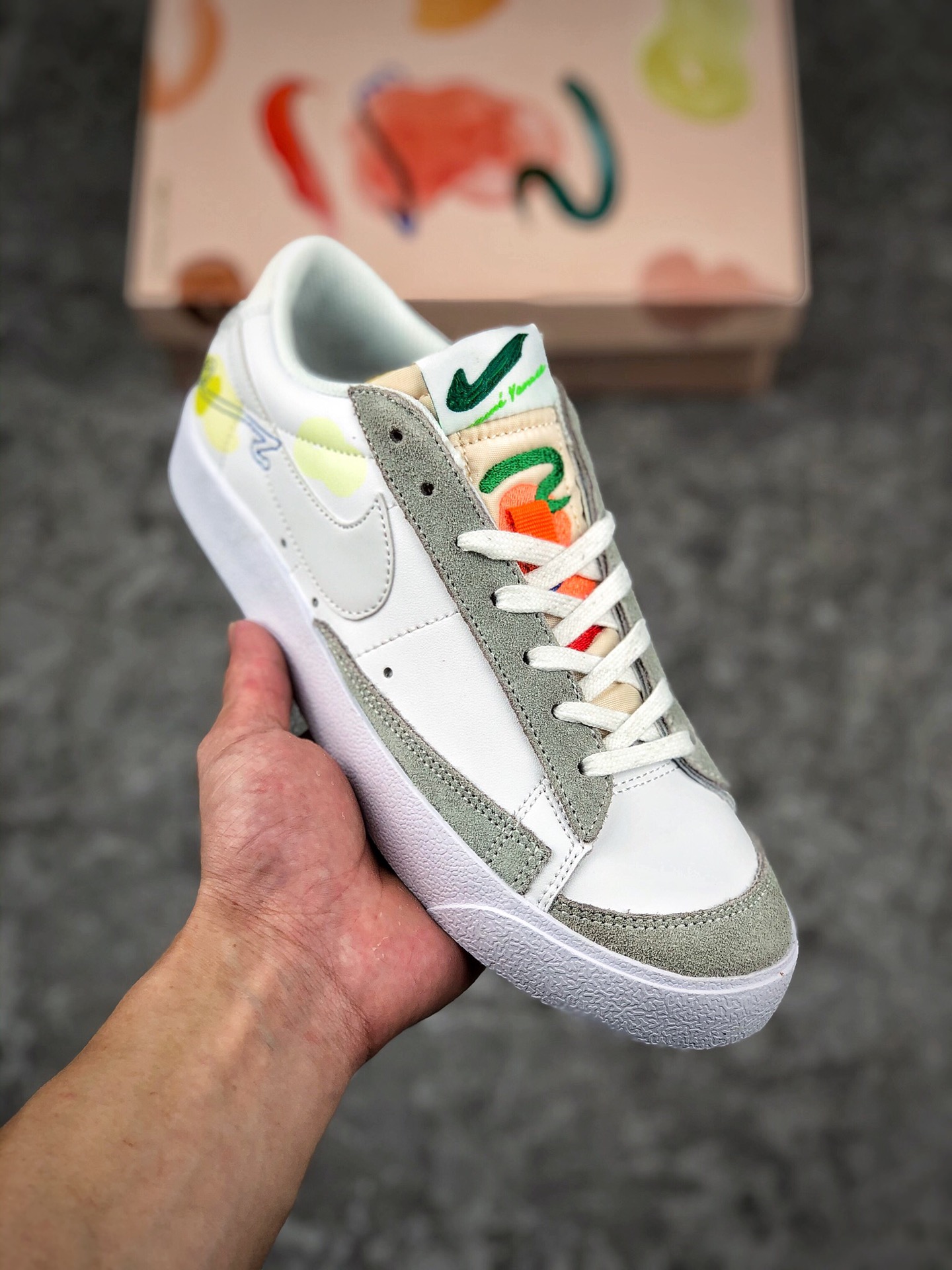  支持放店
Mayumi Yamase ×耐克Nike Blazer Low 经典开拓者低帮百搭休闲运动板鞋
耐克开拓者系列全新开发楦型纸板， 通过配色和材质的变换，演绎出了无数的版本。
货号：DM0882-100
码数：36 36.5 37.5 38 38.5 39 40 40.5 41 42 42.5 43 44