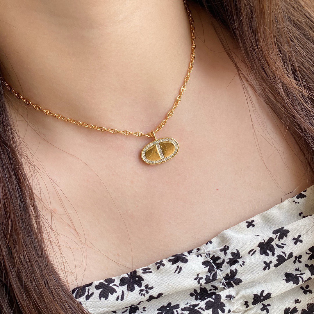 HERMES Pig Nose Necklace Round Pendant Gold