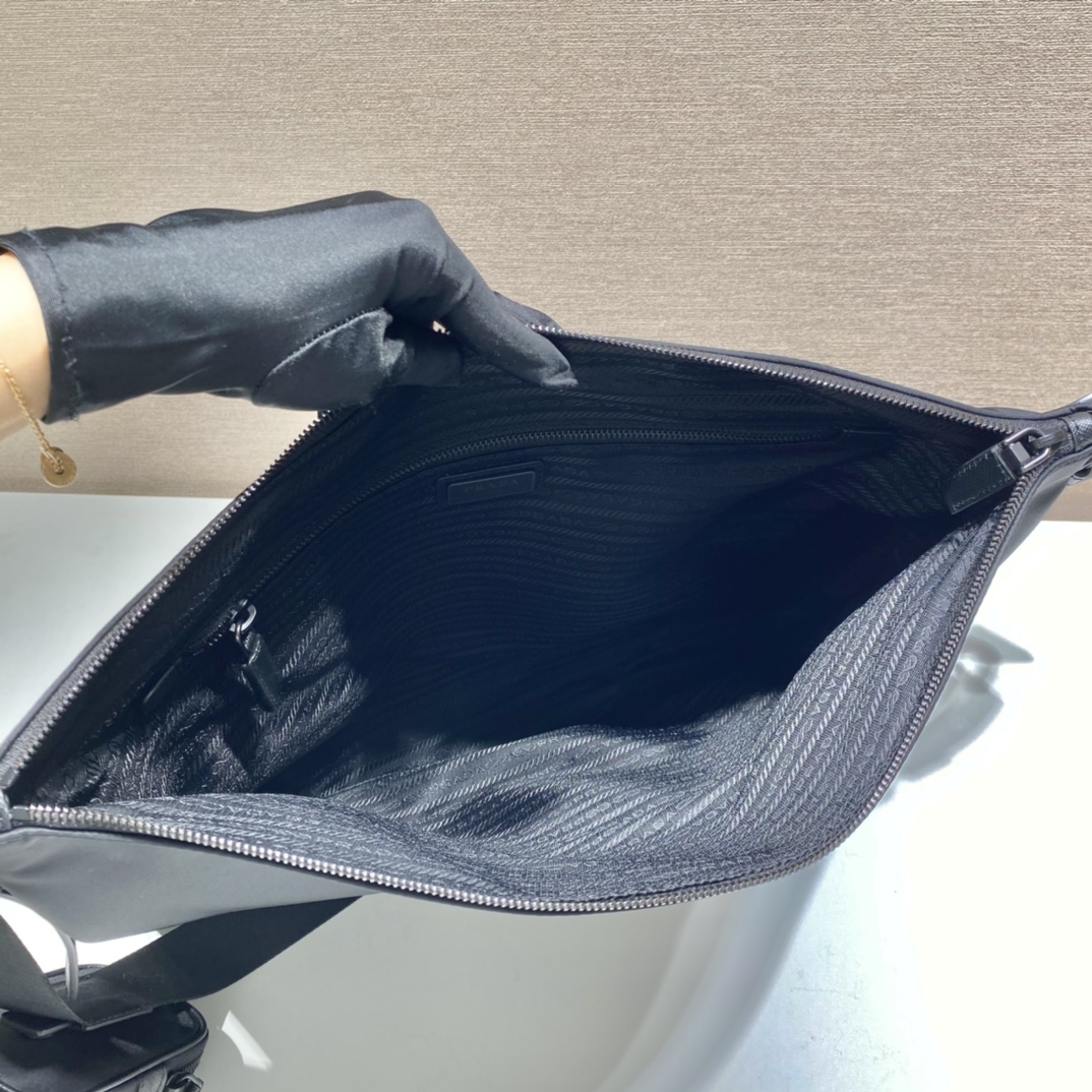 PRADA普拉达再生尼龙材质单肩包2VH121