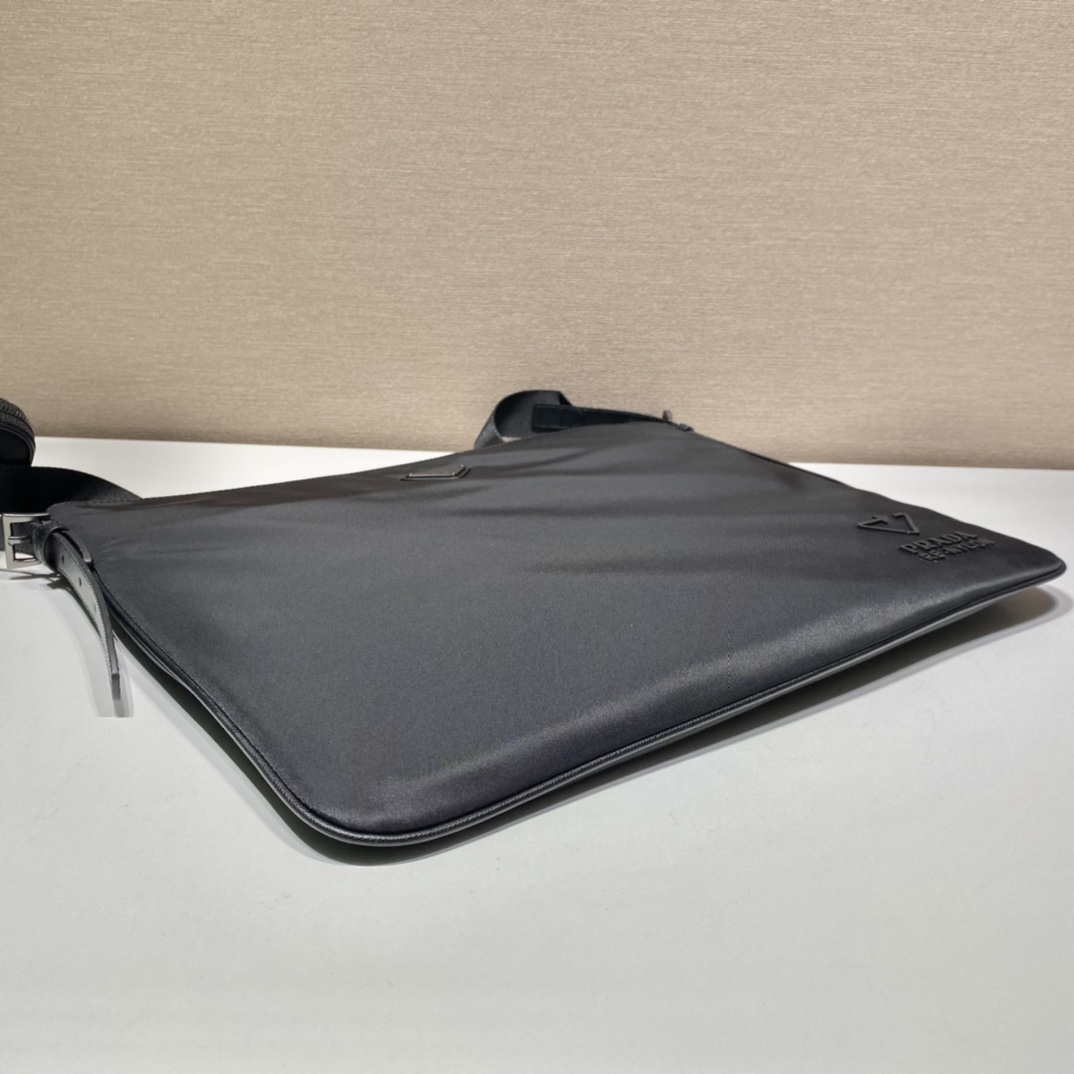 PRADA普拉达再生尼龙材质单肩包2VH121