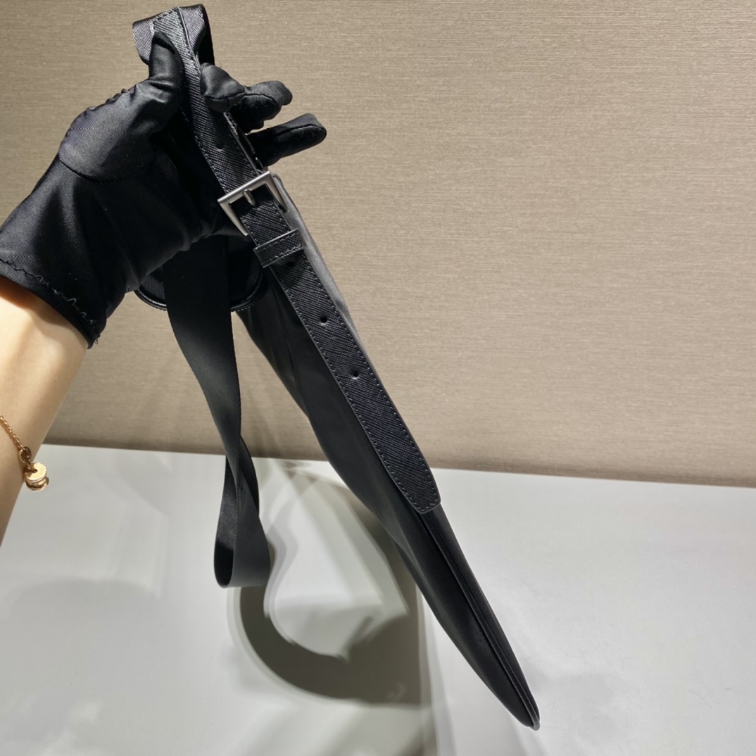 PRADA普拉达再生尼龙材质单肩包2VH121