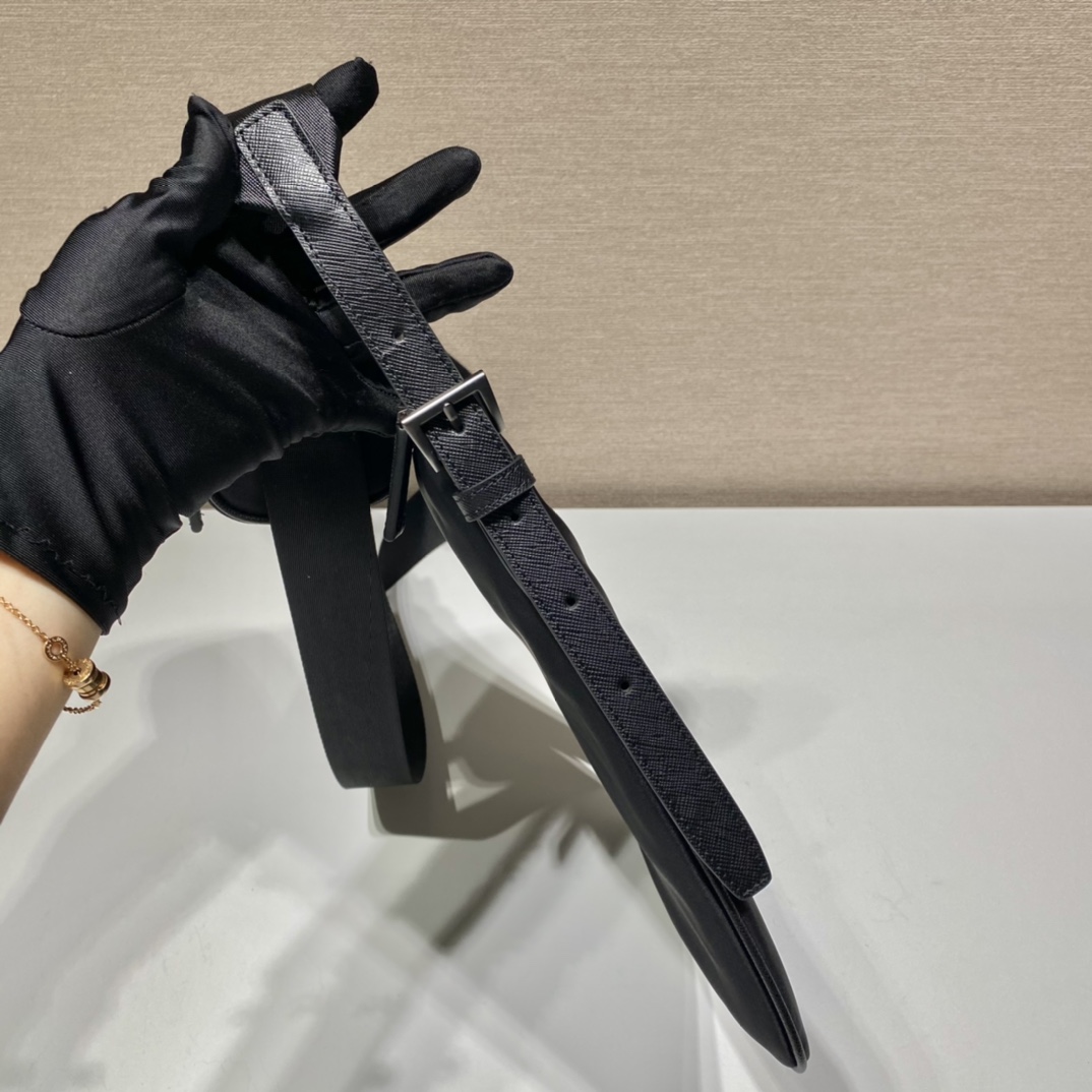 PRADA普拉达再生尼龙面料男士单肩包2VH124