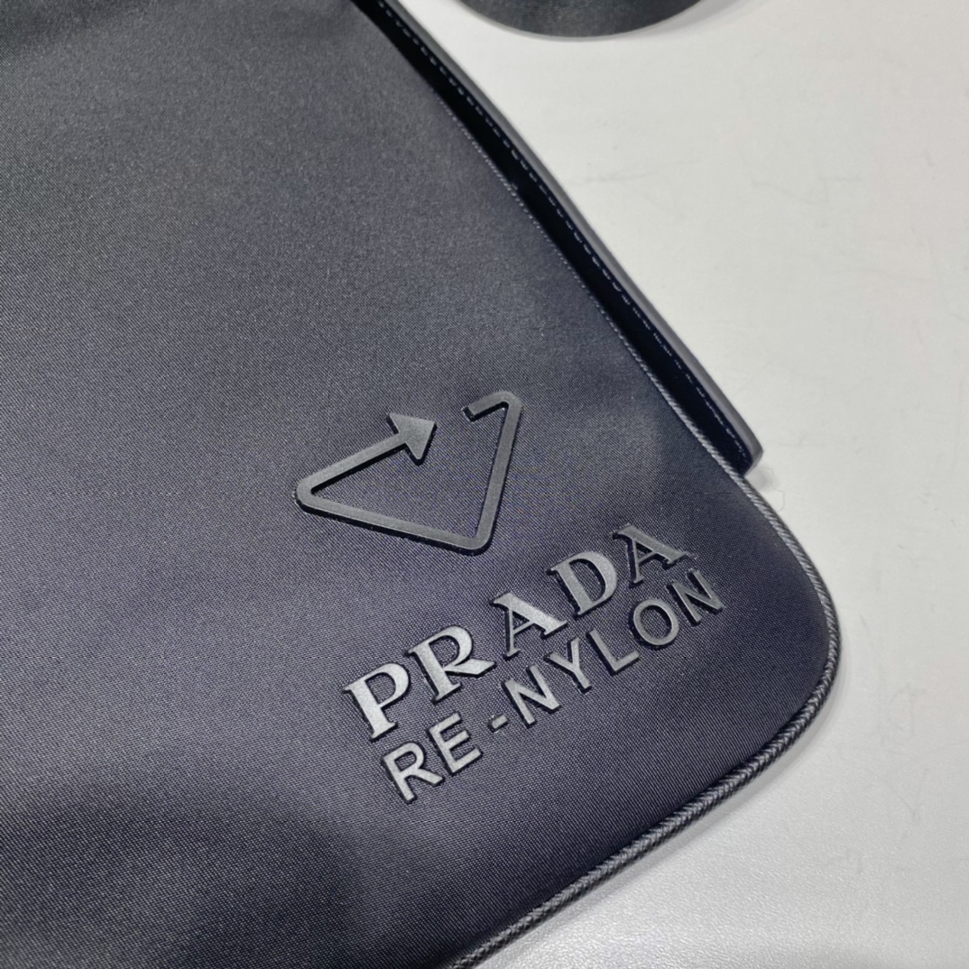 PRADA普拉达再生尼龙面料男士单肩包2VH124