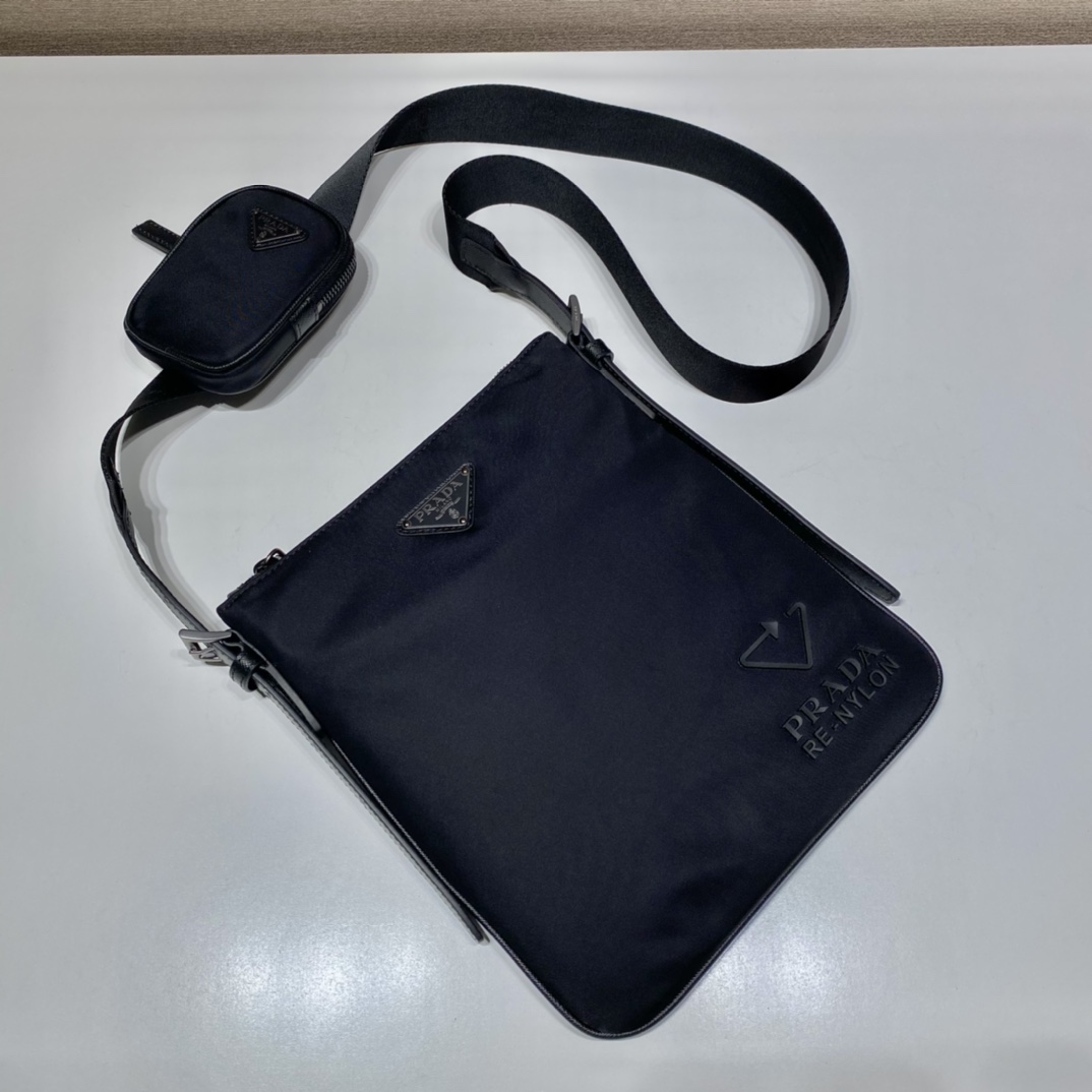 PRADA普拉达再生尼龙面料男士单肩包2VH124