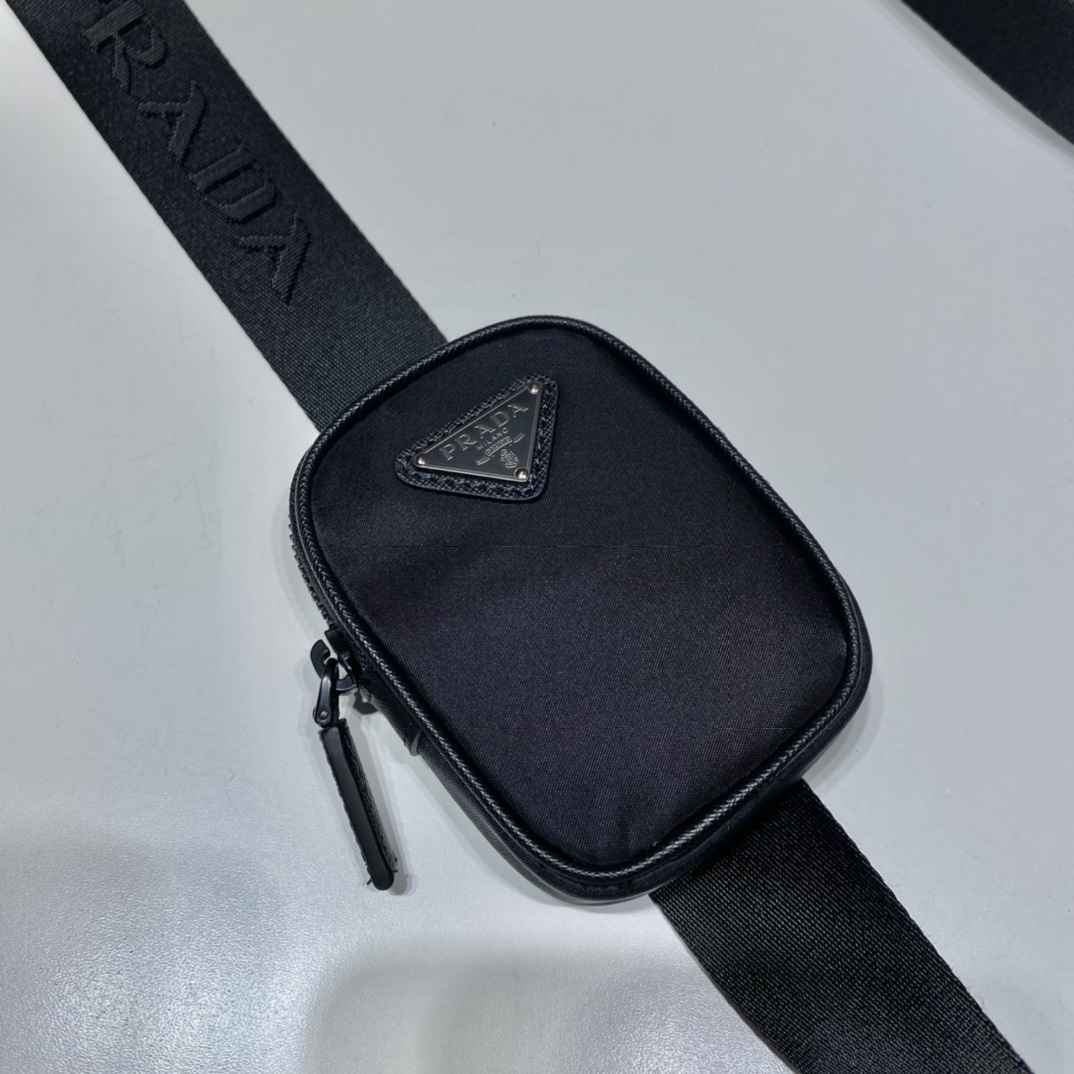 PRADA普拉达再生尼龙面料男士单肩包2VH124