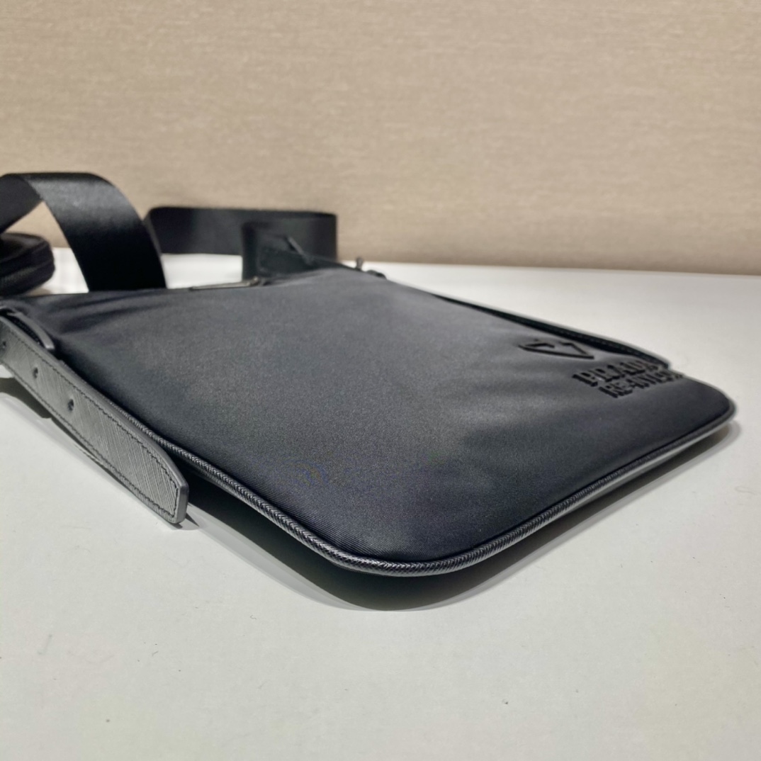 PRADA普拉达再生尼龙面料男士单肩包2VH124