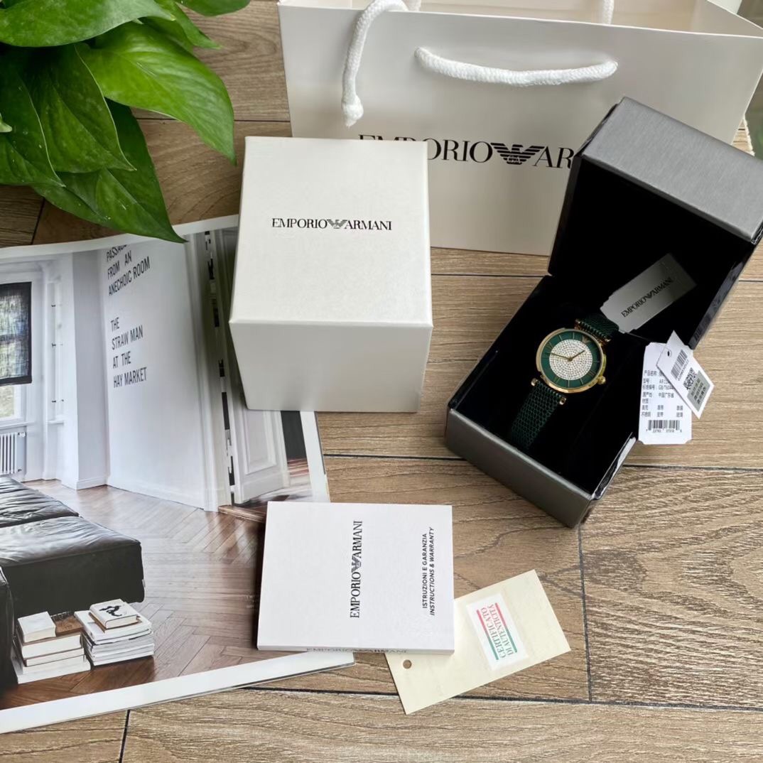 ¡El último AR11403 de Armani, disponible exclusivamente! El versátil color verde tiene una esfera llena de estrellas. B…