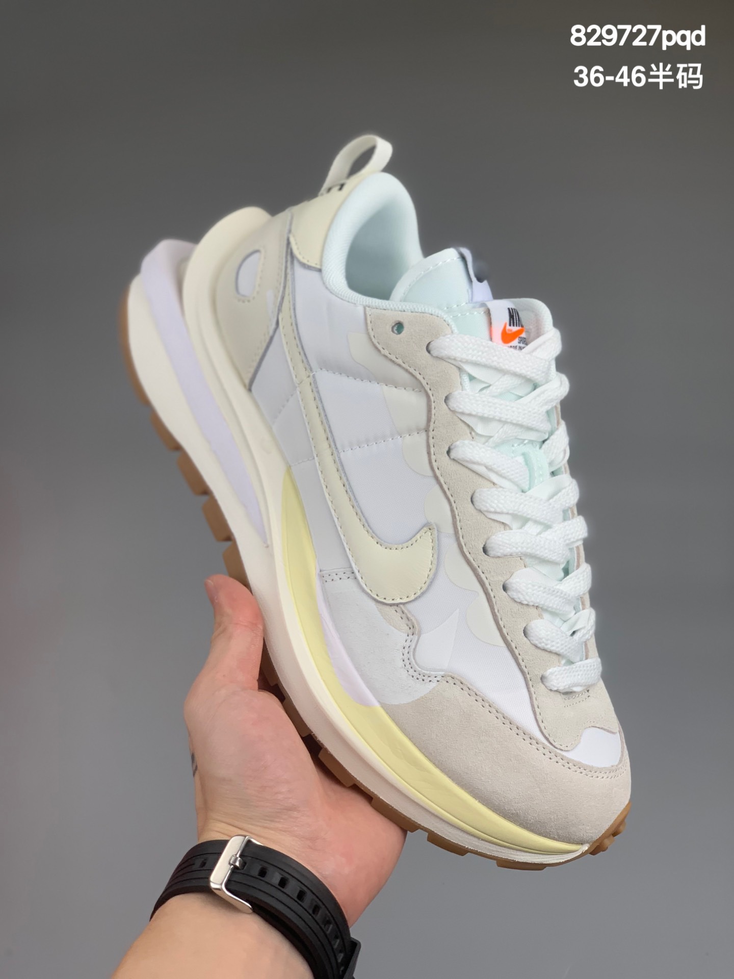 
耐克Sacai X NIKe regasus vaporrly SP 华夫双勾三代3.0走秀 鞋身材质由翻毛皮和透气网布共同打造。熟悉的解构手法、重叠Swoosh、双重鞋舌、鞋带以及后跟SACAI字体都悉数保留，#最大亮点在于，本次鞋底变本加厉，层数更多!简直和巴黎世家的TripleS有一拼，增高效果妥妥的 货号：CV1363  尺码：36 36.5 37.5 38 38.5 39 40 40.5 41 42 42.5 43 44 45 46
编码:829727pqd