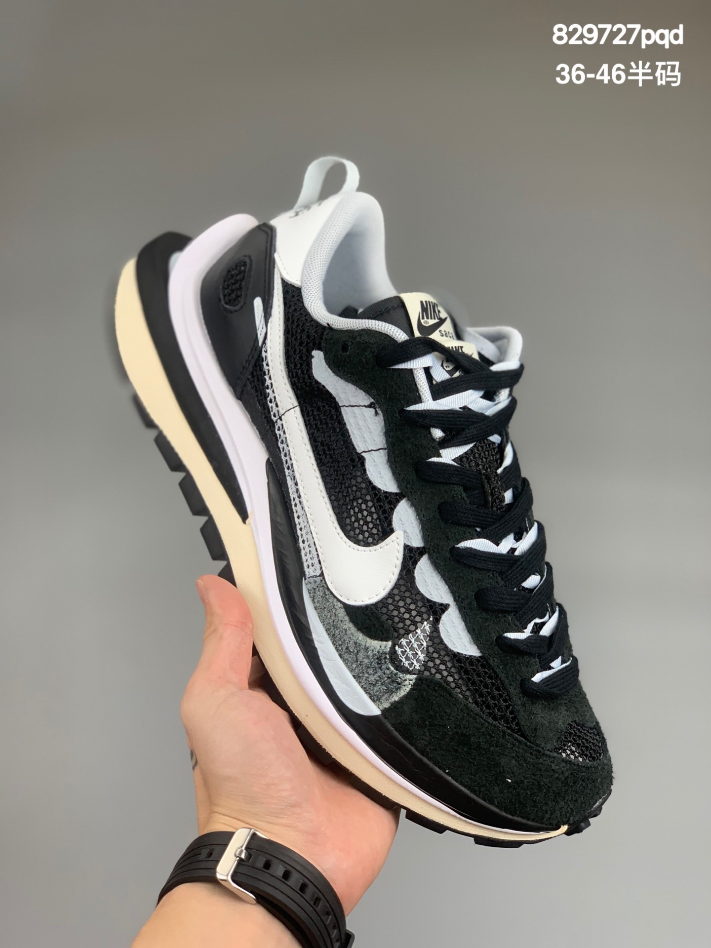 
耐克Sacai X NIKe regasus vaporrly SP 华夫双勾三代3.0走秀 鞋身材质由翻毛皮和透气网布共同打造。熟悉的解构手法、重叠Swoosh、双重鞋舌、鞋带以及后跟SACAI字体都悉数保留，#最大亮点在于，本次鞋底变本加厉，层数更多!简直和巴黎世家的TripleS有一拼，增高效果妥妥的 货号：CV1363  尺码：36 36.5 37.5 38 38.5 39 40 40.5 41 42 42.5 43 44 45 46
编码:829727pqd