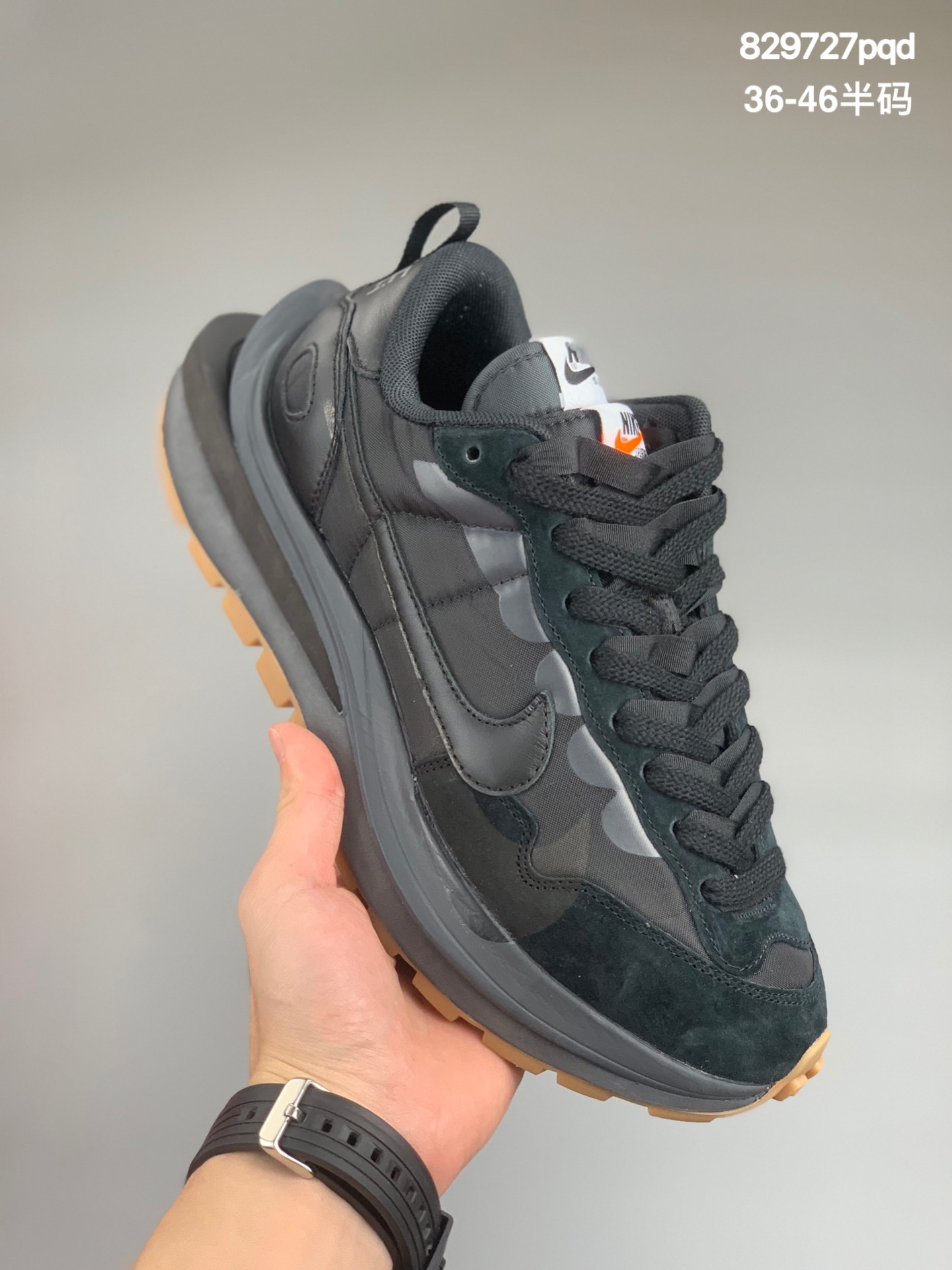 
耐克Sacai X NIKe regasus vaporrly SP 华夫双勾三代3.0走秀 鞋身材质由翻毛皮和透气网布共同打造。熟悉的解构手法、重叠Swoosh、双重鞋舌、鞋带以及后跟SACAI字体都悉数保留，#最大亮点在于，本次鞋底变本加厉，层数更多!简直和巴黎世家的TripleS有一拼，增高效果妥妥的 货号：CV1363  尺码：36 36.5 37.5 38 38.5 39 40 40.5 41 42 42.5 43 44 45 46
编码:829727pqd