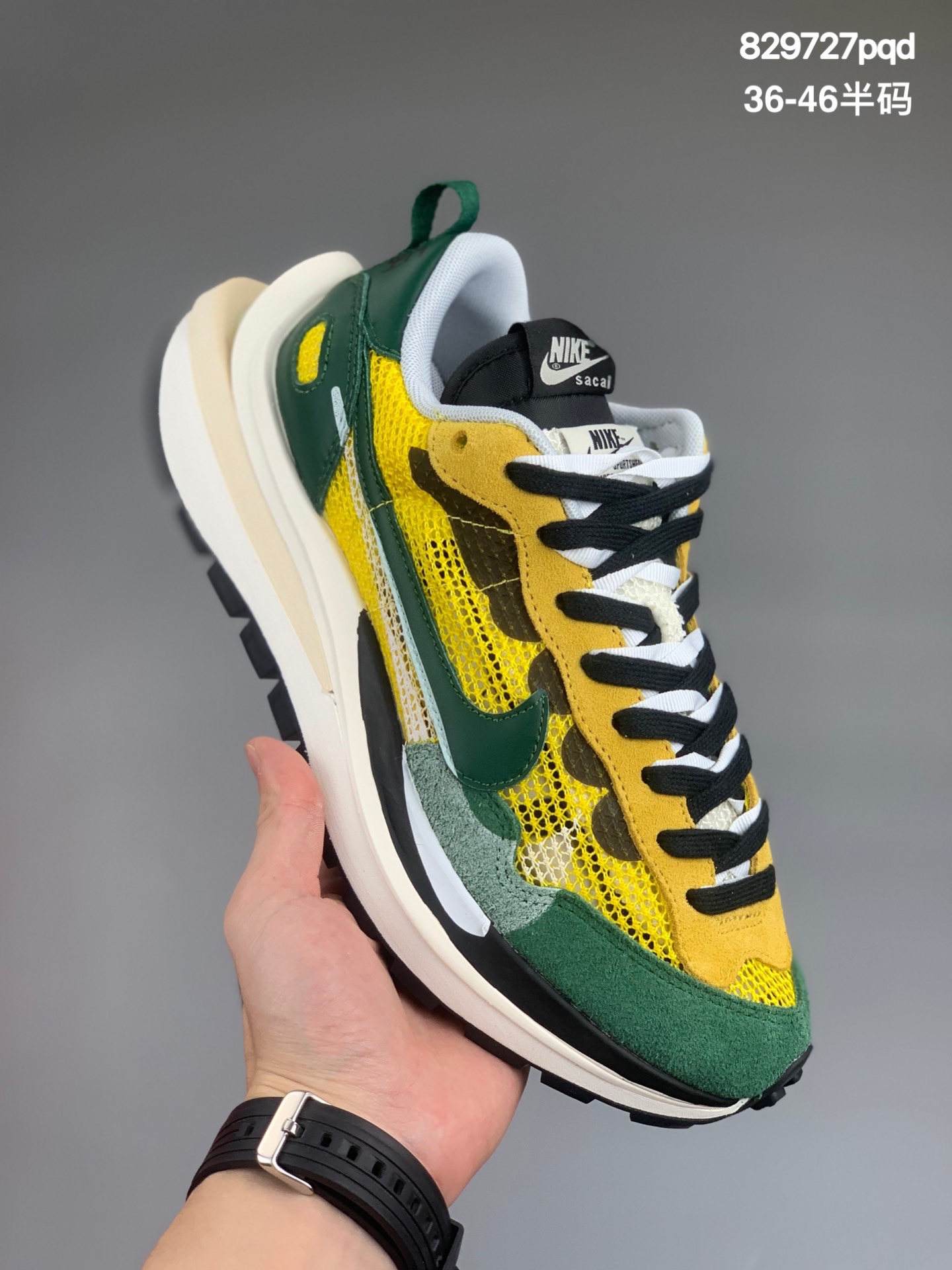 
耐克Sacai X NIKe regasus vaporrly SP 华夫双勾三代3.0走秀 鞋身材质由翻毛皮和透气网布共同打造。熟悉的解构手法、重叠Swoosh、双重鞋舌、鞋带以及后跟SACAI字体都悉数保留，#最大亮点在于，本次鞋底变本加厉，层数更多!简直和巴黎世家的TripleS有一拼，增高效果妥妥的 货号：CV1363  尺码：36 36.5 37.5 38 38.5 39 40 40.5 41 42 42.5 43 44 45 46
编码:829727pqd