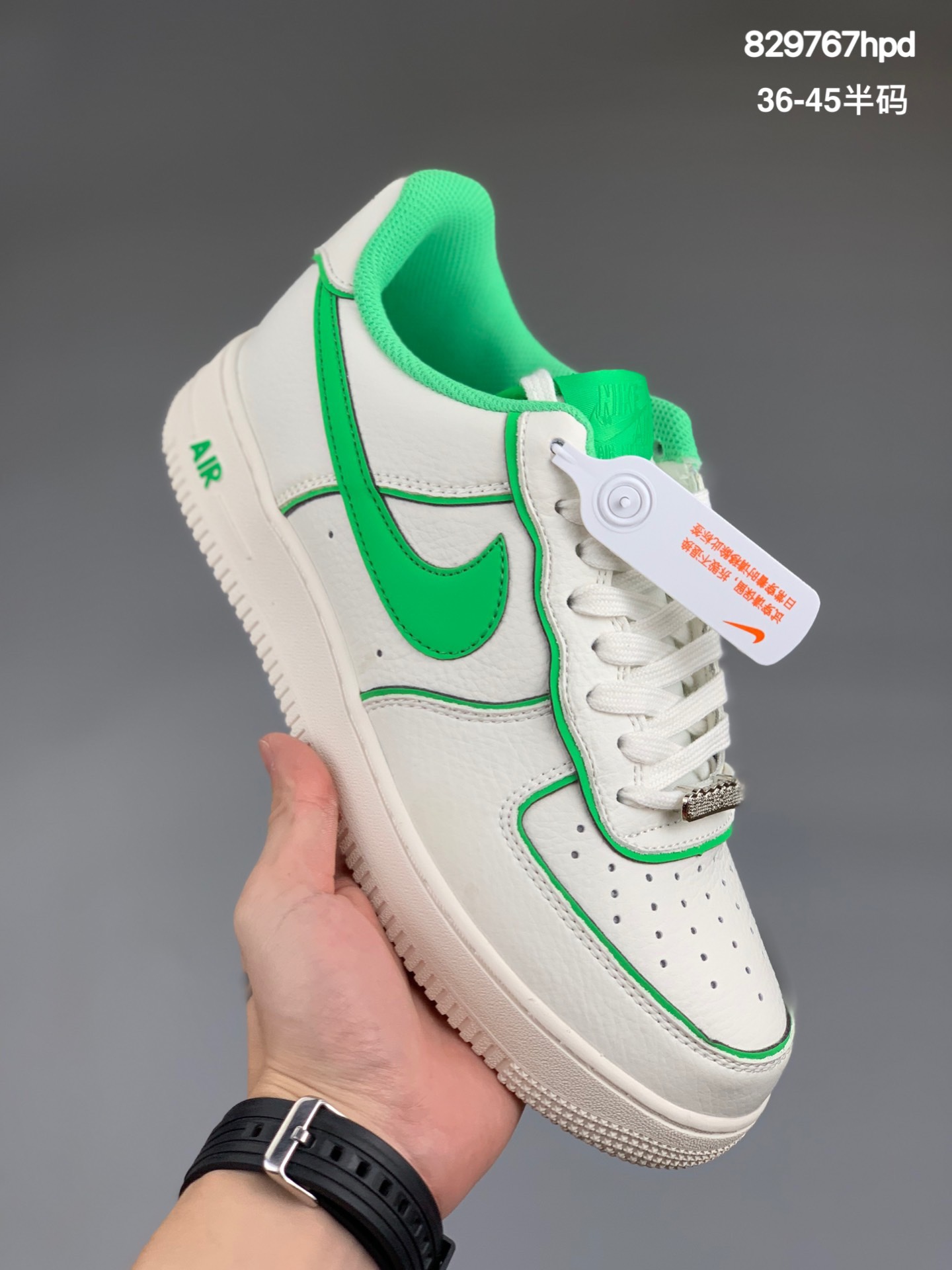  
耐克Nike Air Force 1 Low 白绿3M反光
满天星 空军一号低帮百搭休闲运动板鞋。
新品首发 原楦原数据纸版#
采用优质进口头层皮革鞋面材质#
内置全掌air sole气垫#
柔软、弹性十足的缓震性能和出色的中底设计，
横跨复古与现代的外型结合，
造就出风靡全球三十多年的Force 1，
直到今天还深受青睐。
官方货号：UH8958-022 14191
SIZE：36 36.5 37.5 38 38.5 39 40 40.5 41 42 42.5 43 44 45
编码:829767hpd