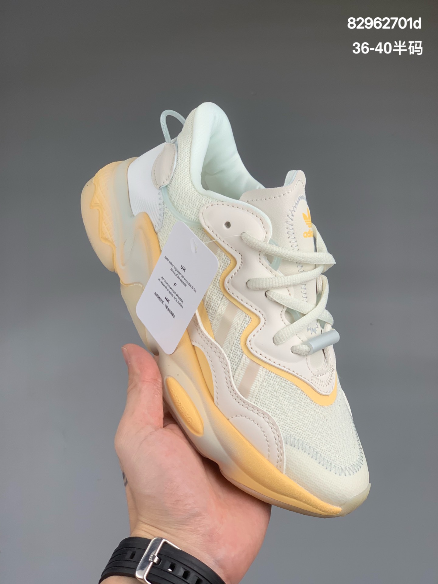 
adidas Ozweego 复古又科幻十足
整体轮廓与 Yeezy 500 颇为相似，头层皮质鞋身辅以拼接皮革打造同时鞋身外侧还加入 3M 细节勾勒，无论是辨识度还是安全程度都有了不小的提升  货号:GX2727 
尺码：36-40半码
编码:82962701d