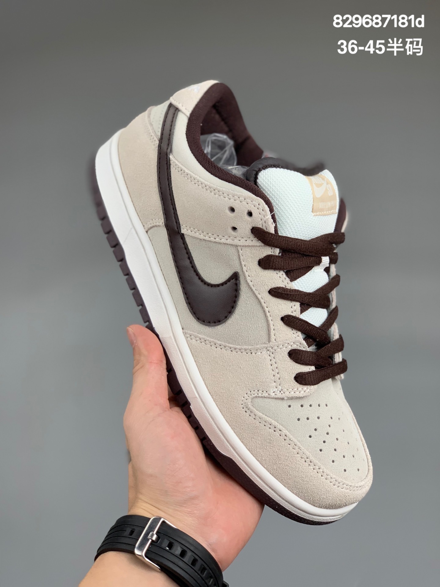 
耐克 Nike SB Dunk Low 复古低帮休闲运动滑板板鞋。采用脚感柔软舒适ZoomAir气垫，有效吸收滑板等极限运动在落地时带来的冲击力，为街头运动者们提供更好的保护。
货号：BQ6832
尺码 36 36.5 37.5 38 38.5 39 40 40.5 41 42 42.5 43 44 45 
编码:829687181d