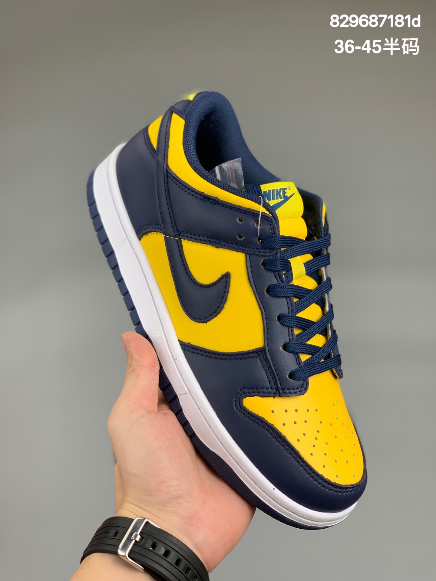 
耐克 Nike SB Dunk Low 复古低帮休闲运动滑板板鞋。采用脚感柔软舒适ZoomAir气垫，有效吸收滑板等极限运动在落地时带来的冲击力，为街头运动者们提供更好的保护。
货号：BQ6832
尺码 36 36.5 37.5 38 38.5 39 40 40.5 41 42 42.5 43 44 45 
编码:829687181d