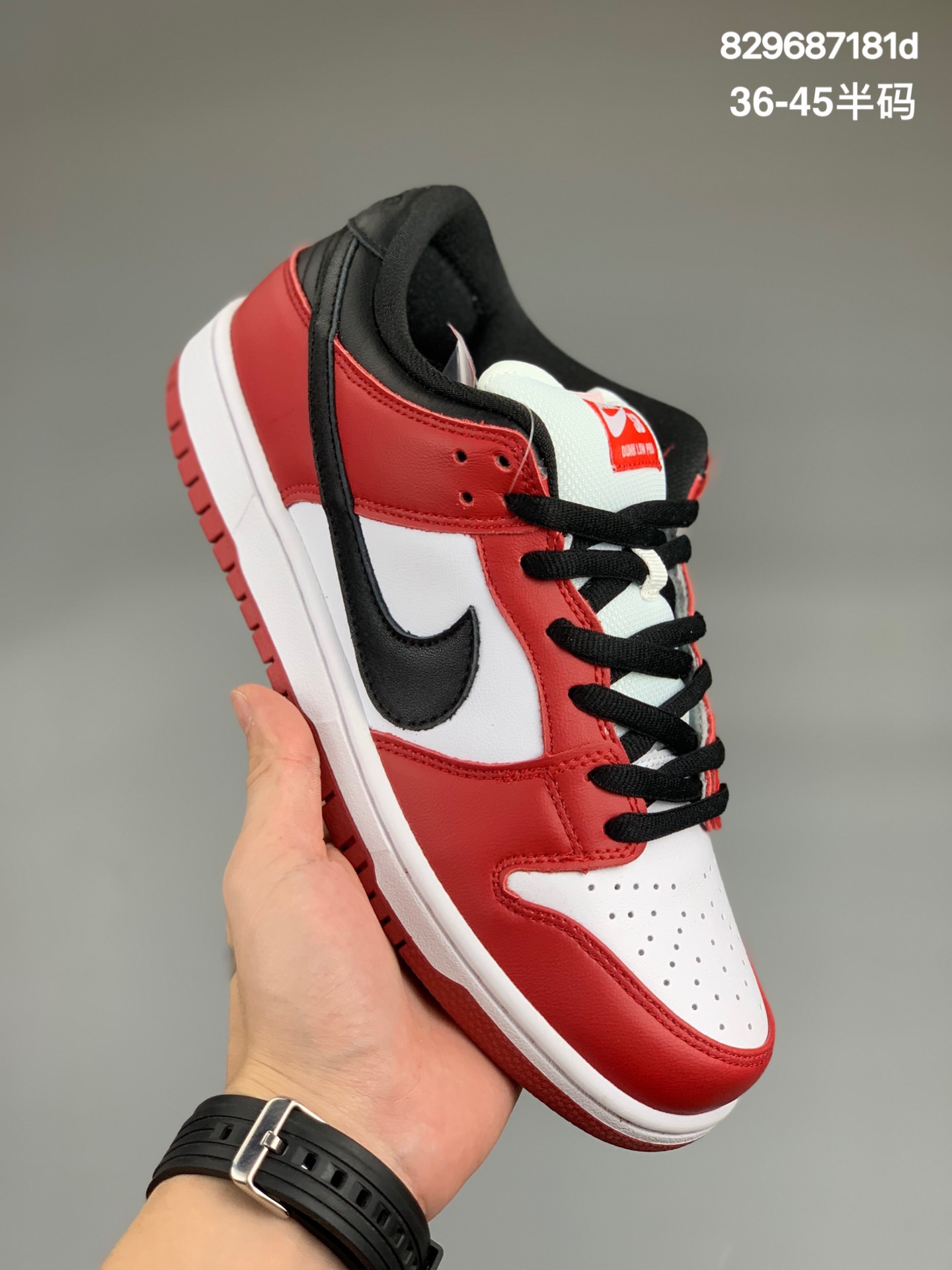 
耐克 Nike SB Dunk Low 复古低帮休闲运动滑板板鞋。采用脚感柔软舒适ZoomAir气垫，有效吸收滑板等极限运动在落地时带来的冲击力，为街头运动者们提供更好的保护。
货号：BQ6832
尺码 36 36.5 37.5 38 38.5 39 40 40.5 41 42 42.5 43 44 45 
编码:829687181d