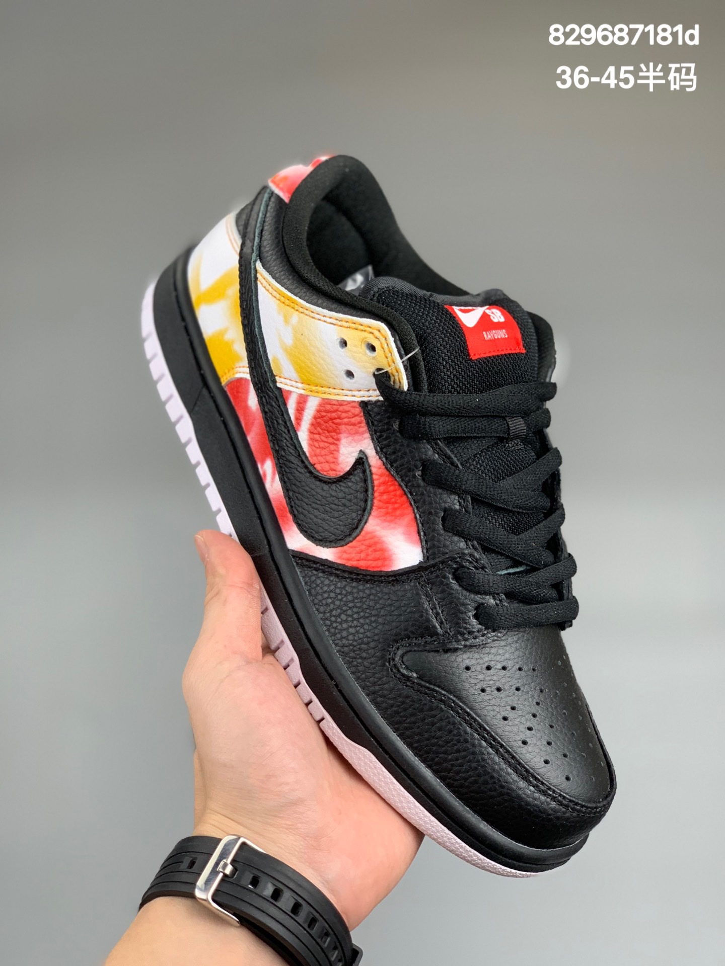 
耐克 Nike SB Dunk Low 复古低帮休闲运动滑板板鞋。采用脚感柔软舒适ZoomAir气垫，有效吸收滑板等极限运动在落地时带来的冲击力，为街头运动者们提供更好的保护。
货号：BQ6832
尺码 36 36.5 37.5 38 38.5 39 40 40.5 41 42 42.5 43 44 45 
编码:829687181d