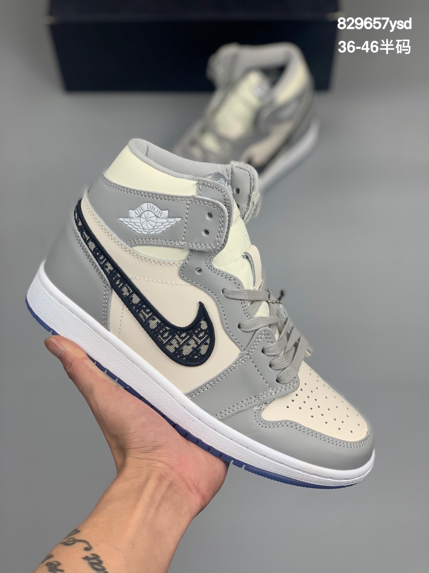 
黑盒 Dior x Air Jordan AJ1 High OG 联名大迪奥高帮 低帮 CN8607-002 35周年限量款全新联名鞋款选择了Air Jordan 1 High为基底打造，选择白色与深灰色拼接呈现鞋身。而鞋侧的Swoosh则以黑色刺绣镶边，并满幅点缀有Dior字母印花。鞋舌整体也压印有Dior字母印花，凸显细节。而最为显眼的设计则出现在外底，醒目的蓝色水晶大底内可以透视出黑色的DIOR与飞翼LOGO，联名的身份得以凸显
尺码:36-46半码
编码:829657ysd