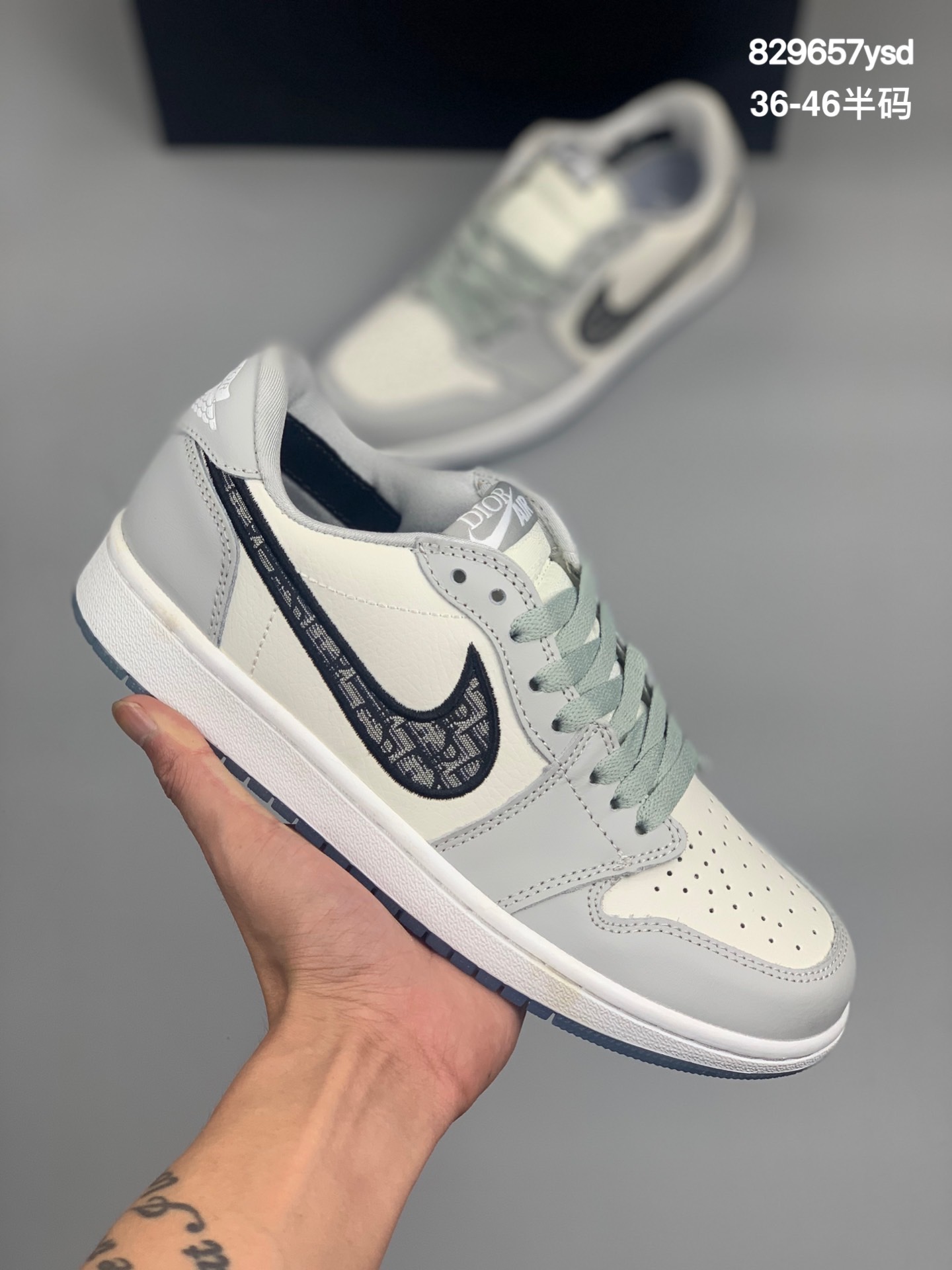 
黑盒 Dior x Air Jordan AJ1 High OG 联名大迪奥高帮 低帮 CN8607-002 35周年限量款全新联名鞋款选择了Air Jordan 1 High为基底打造，选择白色与深灰色拼接呈现鞋身。而鞋侧的Swoosh则以黑色刺绣镶边，并满幅点缀有Dior字母印花。鞋舌整体也压印有Dior字母印花，凸显细节。而最为显眼的设计则出现在外底，醒目的蓝色水晶大底内可以透视出黑色的DIOR与飞翼LOGO，联名的身份得以凸显
尺码:36-46半码
编码:829657ysd