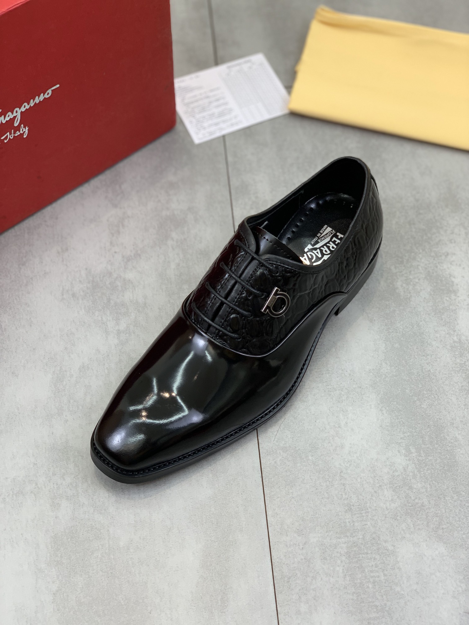 J0 菲拉格慕 高端商务正装皮鞋风格华贵典雅，实用性和款式并重，专业专注细节与品质，专柜原版1：1超精准复刻 材质：鞋面采用进口原版开边珠牛皮进口意大利牛皮内里。原版防滑耐磨大底