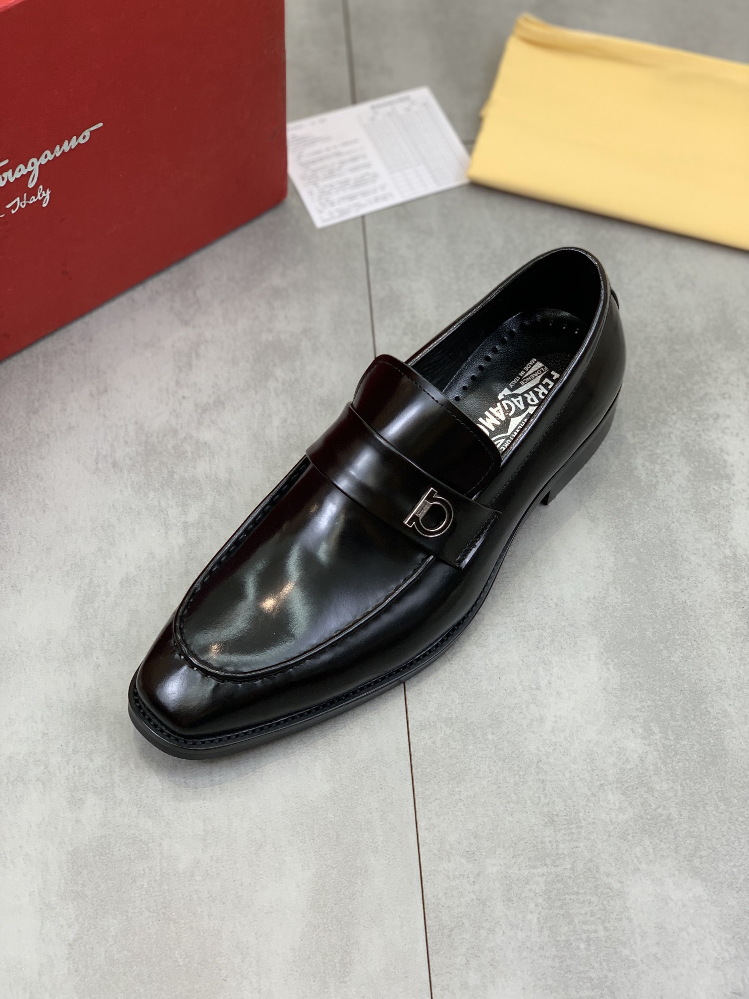 J0 菲拉格慕 高端商务正装皮鞋风格华贵典雅，实用性和款式并重，专业专注细节与品质，专柜原版1：1超精准复刻 材质：鞋面采用进口原版开边珠牛皮进口意大利牛皮内里。原版防滑耐磨大底