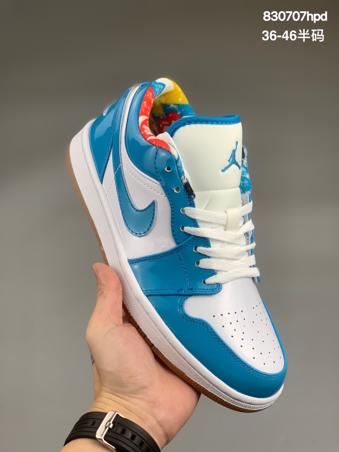 
公司级Air Jordan 1 Low 整双鞋采用漆皮材质覆盖，北卡蓝框架搭配白色鞋身，散发迷人光泽。最大的亮点是内衬颇具辨识度的几何图案，打造别出心裁的时尚感。DC6991-400尺码：36 36.5 37.5 38 38.5 39 40 40.5 41 42 42.5 43 44 44.5 45 46
编码:830707hpd