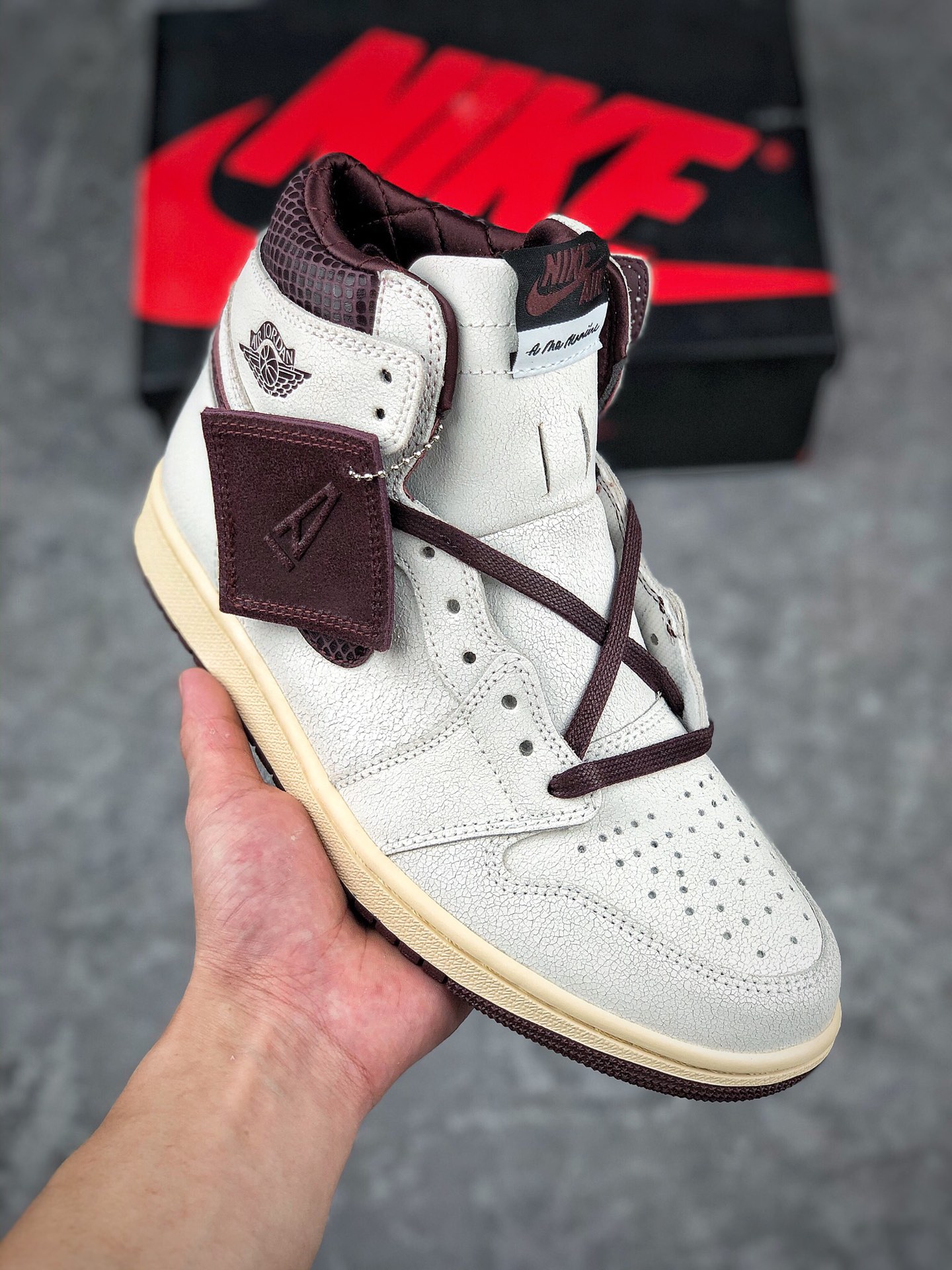  终端放货
A Ma Maniere x Air Jordan 1 High OG
货号：DO7097-100
Air Jordan 3后，A Ma Maniere和Jordan Brand将再次携手，推出一款全新的A Ma Maniere x Air Jordan 1 High OG鞋款
鞋身整体依旧延续了高级质感，在用料方面下足了功夫！鞋身整体采用灰色麂皮材质打造，并且在Swoosh以及后跟处采用了蛇纹皮革打造，规格极高！鞋身整体以浅色系呈现，大面积的浅灰色麂皮也是点明“Vibe风”主题，此外鞋底也采用了做旧氧化处理，复古气息十足！
细节方面，鞋舌标签采用了特殊的设计，Nike以及AMM标志性的Logo以黑白色呈现。彰显联名身份！
鞋帮处飞翼Logo处也使用了小小的解构设计，内侧印有“You have to expect things of yourself before you can do them”字样，还附带亲笔签名！
码数：36 36.5 37.5 38 38.5 39 40 40.5 41 42 42.5 43 44 44.5 46 47.5