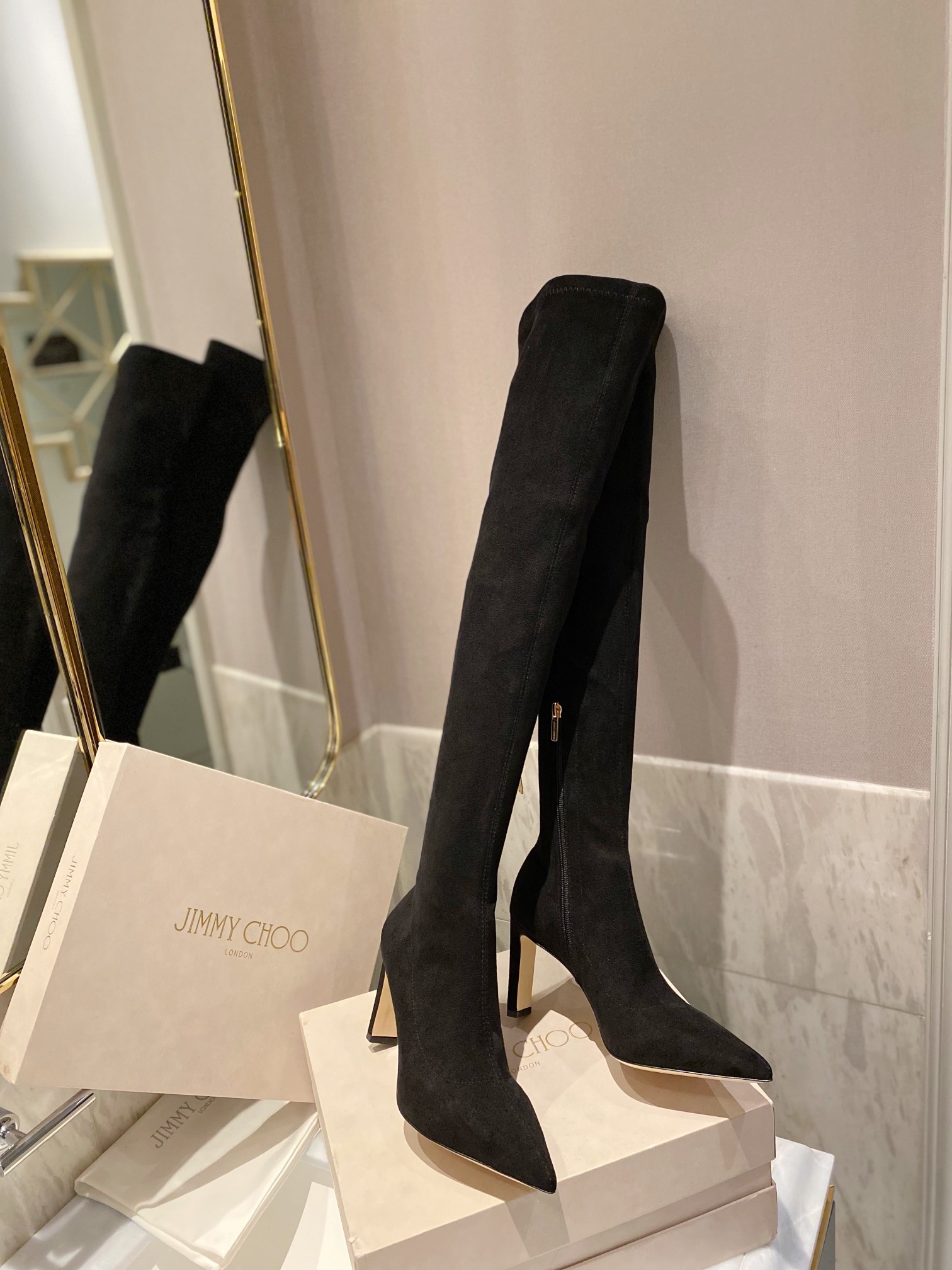 NO:592356,Short boots and long boots * | Goddess's new autumn and winter products. The popular stretch boots series at the counter simultaneously, new hard goods in channels!  New upgrade of top-notch craftsmanship and original development!  Stretch boots are a classic style that is not outdated. They are a must-have for girls who are exquisite and have super slim legs. They don’t need beautiful photos to show off their natural vision. They can automatically lengthen the long legs of a goddess. They are divided into two lengths and short boots. Smart fashionable people can buy a pair of long and short boots to make your autumn and winter matching beautiful enough. Babies who are afraid of the cold also have velvet lining (please note when placing an order). The fabric is advanced custom-made sheep yam stretch velvet. The lining is original high-density fit silk stretch Lycra. The lining is unique and customized with silver fox velvet lining.  Foot pads, imported sheepskin, outsole, original Italian leather sole, heel height 8.5cm, size 35-39 (34, 40 customized, non-returnable), boots, boots, sheepskin, real silk, sheep19860909短靴长靴 * | 女神秋冬新品 专柜同步爆款弹力靴系列,渠道硬货上新！ 顶级工艺全新升级 原版开发！弹力靴属于经典不落伍的款式,精致猪猪女孩必备上脚超显瘦不用美图秀秀自然视觉上自动拉长大长腿女神范尽显分长短两款靴筒,聪明的时髦人长短各来一双,让你秋冬搭配足够美,怕冷的宝宝也有绒里（下单备注即可）  面料高级定制羊猄弹力绒  内里原版高密度贴合真丝弹力莱卡 内里独特定制银狐绒里. 垫脚进口羊皮 大底原版意大利真皮底 跟高8.5cm 码数35-39（34、40订做不退换),靴子,boots,sheepskin,real silk,sheep,Women's Shoes