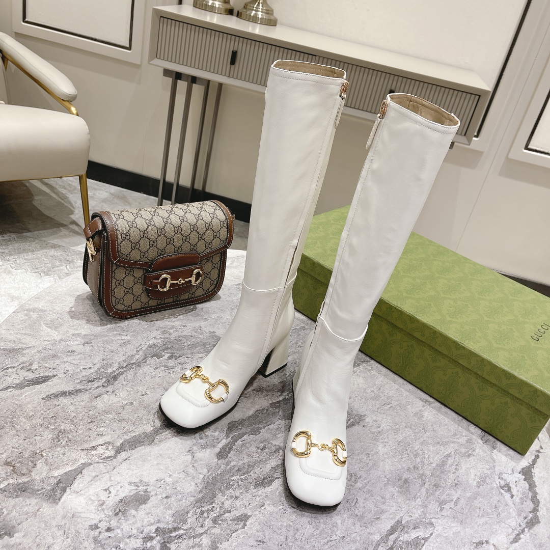 NO:625468,[G*cci] Horsebit square toe mid-heeled boots. These ankle boots are made of cowhide upper and decorated with the brand's classic horsebit symbol. The three-dimensional square heel and square toe make the entire design more refined. Materials: imported calfskin upper, sheepskin lining. Italian genuine leather outsole, heel height 7.5cm. Size 35-40 (34, 41 customization is non-refundable), boots, boots, cowhide, sheepskin, Leather soles19860909【G*cci】马衔扣方头中跟长靴 这款踝靴采用牛皮鞋面制作,饰以品牌经典的马衔扣符号元素,立体方跟和方形鞋头令整款设计更添精致感. 材质鞋面进口小牛皮 羊皮内里.意大利真皮大底,跟高7.5cm. 码数35-40（34、41定制不退换）,靴子,boots,cowhide,sheepskin,Leather soles,Women's Shoes