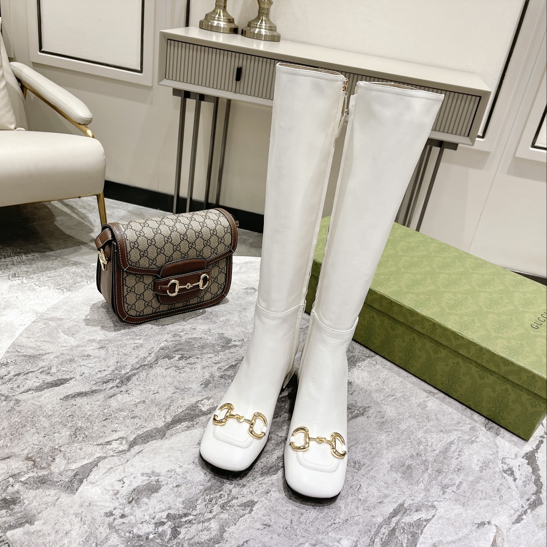 NO:625427,[G*cci] Horsebit square toe mid-heeled boots. These ankle boots are made of cowhide leather uppers and decorated with the brand's classic horsebit symbol elements. The three-dimensional square heel and square toe make the entire design more refined. Materials: imported calfskin upper, sheepskin lining. Italian genuine leather outsole, heel height 5.5. Size 35-40 (34, 41 customization is not returnable), boots, boots, cowhide, sheepskin, Leather soles19860909【G*cci】马衔扣方头中跟长靴 这款踝靴采用牛皮鞋面制作,饰以品牌经典的马衔扣符号元素,立体方跟和方形鞋头令整款设计更添精致感. 材质鞋面进口小牛皮 羊皮内里.意大利真皮大底,跟高5.5 . 码数35-40（34、41定制不退换）,靴子,boots,cowhide,sheepskin,Leather soles,Women's Shoes