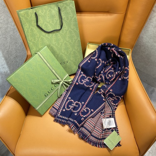 وشاح Gucci صوف بنقشة مربعات وشعار GG على الوجهين - 47 × 180 سم 1 وشاح Gucci صوف بنقشة مربعات وشعار GG على الوجهين - 47 × 180 سم