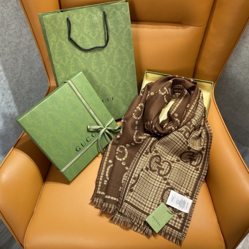 Écharpe Gucci en laine à carreaux et monogrammes, chaude et élégante, 47 x 180 cm 1 Écharpe Gucci en laine à carreaux et monogrammes, chaude et élégante, 47 x 180 cm