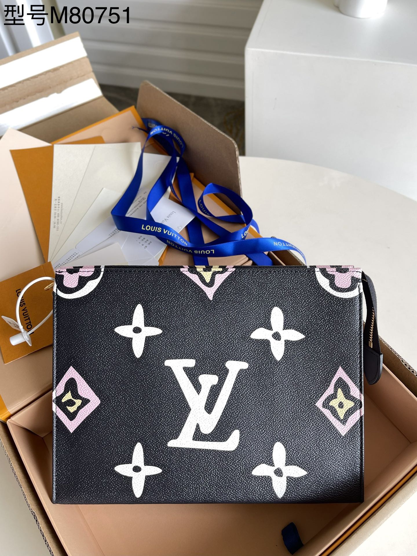 NO:397629,【Exclusive real shot of M80751 black with fine packaging】 Autumn Wild at Heart capsule leopard print series Toiletry Pouch 26 Wash bag looking back Monogram element on the cover of Louis Vuitton product list in 1924, enlarge it and give it a hand-painted effect. It is equipped with side lining. Detailed features 25 x 20 x 5.5 cm L.,LV [original leather],louis vuitton,louis vuitton19860909【独家实拍M80751黑 配精品包装】 秋季 Wild at Heart 胶囊豹纹系列 Toiletry Pouch 26 盥洗袋回望 1924 年路易威登产品名录封面的 Monogram 元素,将其放大并赋予手绘效果.配有侧面衬料. 详细特征25 x 20 x 5.5 厘米 L.,LV【原厂皮】,louis vuitton,louis vuitton,Bag