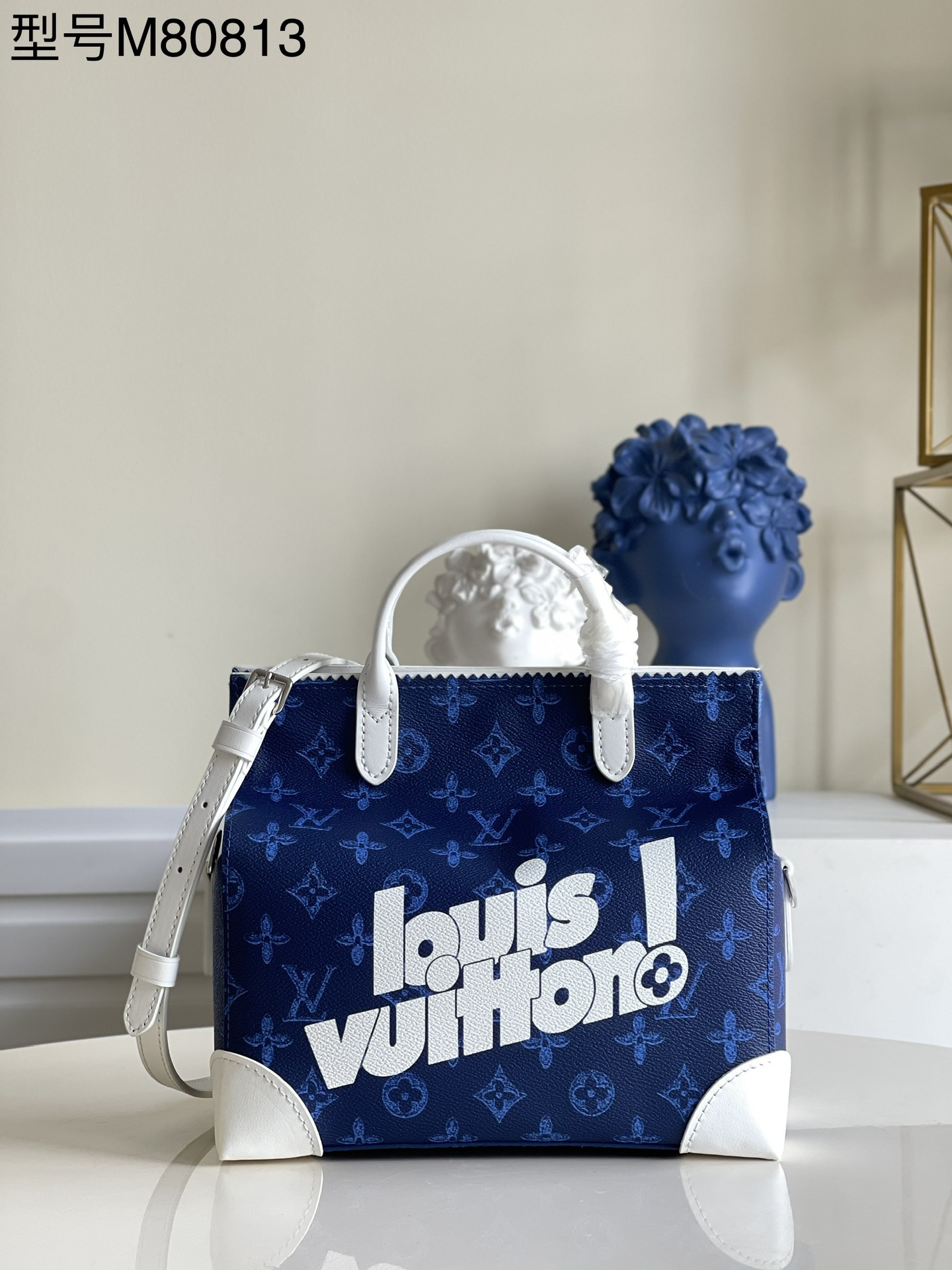 NO:397723,【Exclusive real shot M80813】Virgil Abloh creates Litter handbags for the autumn and winter Everyday LV capsule series, embellishing the new louis vuitton! logo for retro Monogram canvas, making daily shopping bags eye-catching. Adjustable shoulder straps and handles enable multiple ways to carry. Detailed features 24 x 21 x 12 cm T.,LV [original leather],louis vuitton,louis vuitton,louis vuitton19860909【独家实拍M80813】Virgil Abloh 为 秋冬 Everyday LV 胶囊系列打造 Litter 手袋,为复古 Monogram 帆布点缀全新 louis vuitton! 标识,令日常购物袋迸发瞩目风尚.可调节肩带和手柄实现多种背携方式. 详细特征24 x 21 x 12 厘米 T.,LV【原厂皮】,louis vuitton,louis vuitton,Bag