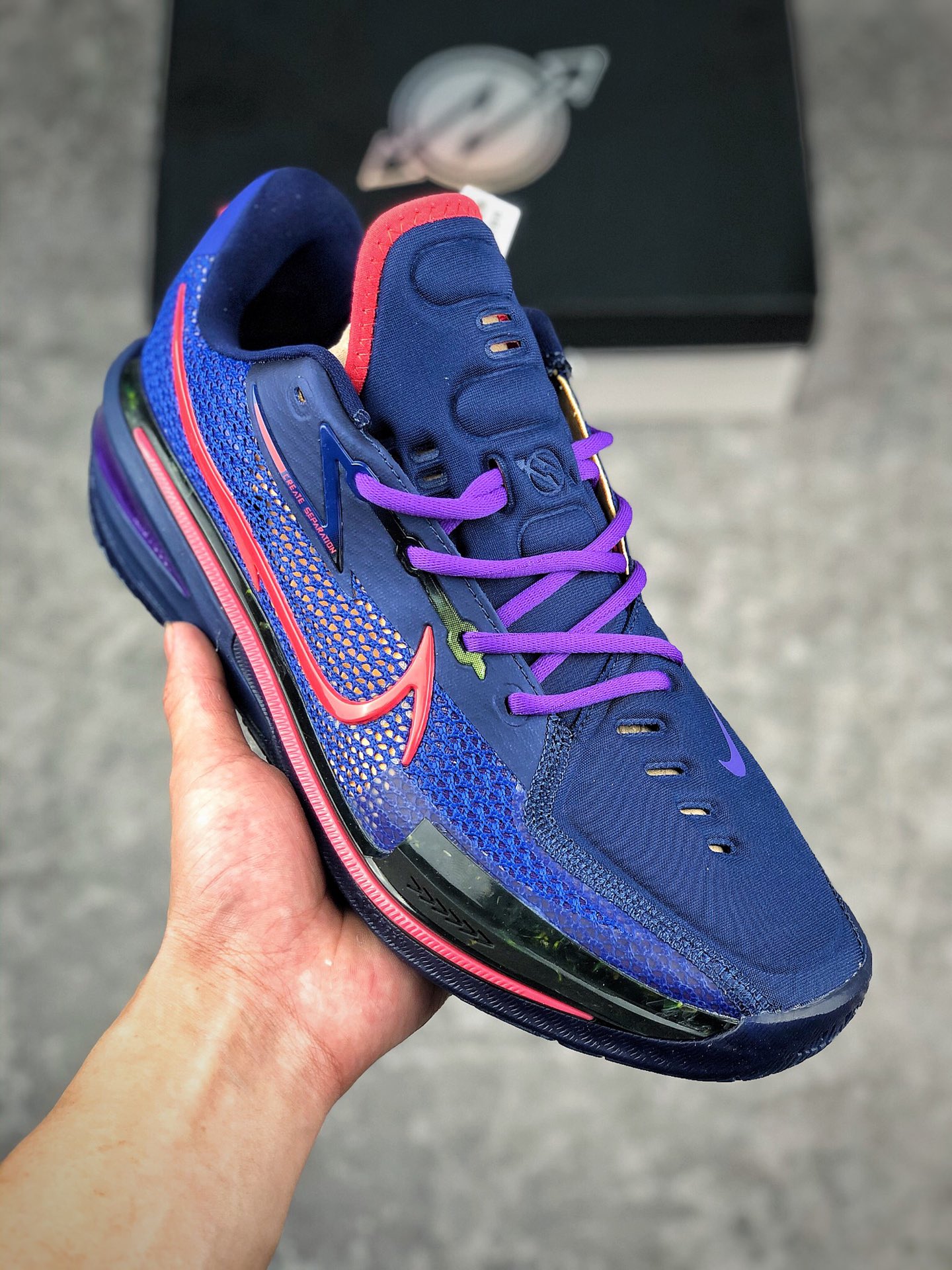  支持放店
耐克NIKE AIR ZOOM G.T. CUT EP 篮球鞋 货号：CZ0176-106 白粉红Nike Air Zoom GT系列一切的设计都是为了性能服务，球场才是它的最好归宿。“GT”是“Greater Than”的缩写，Nike此次的命名或许也解释了我们小标题的疑问——超越Hyperdunk系列，成为新的实战之王。
尺码：40 40.5 41 42 42.5 43 44 44.5 45 46