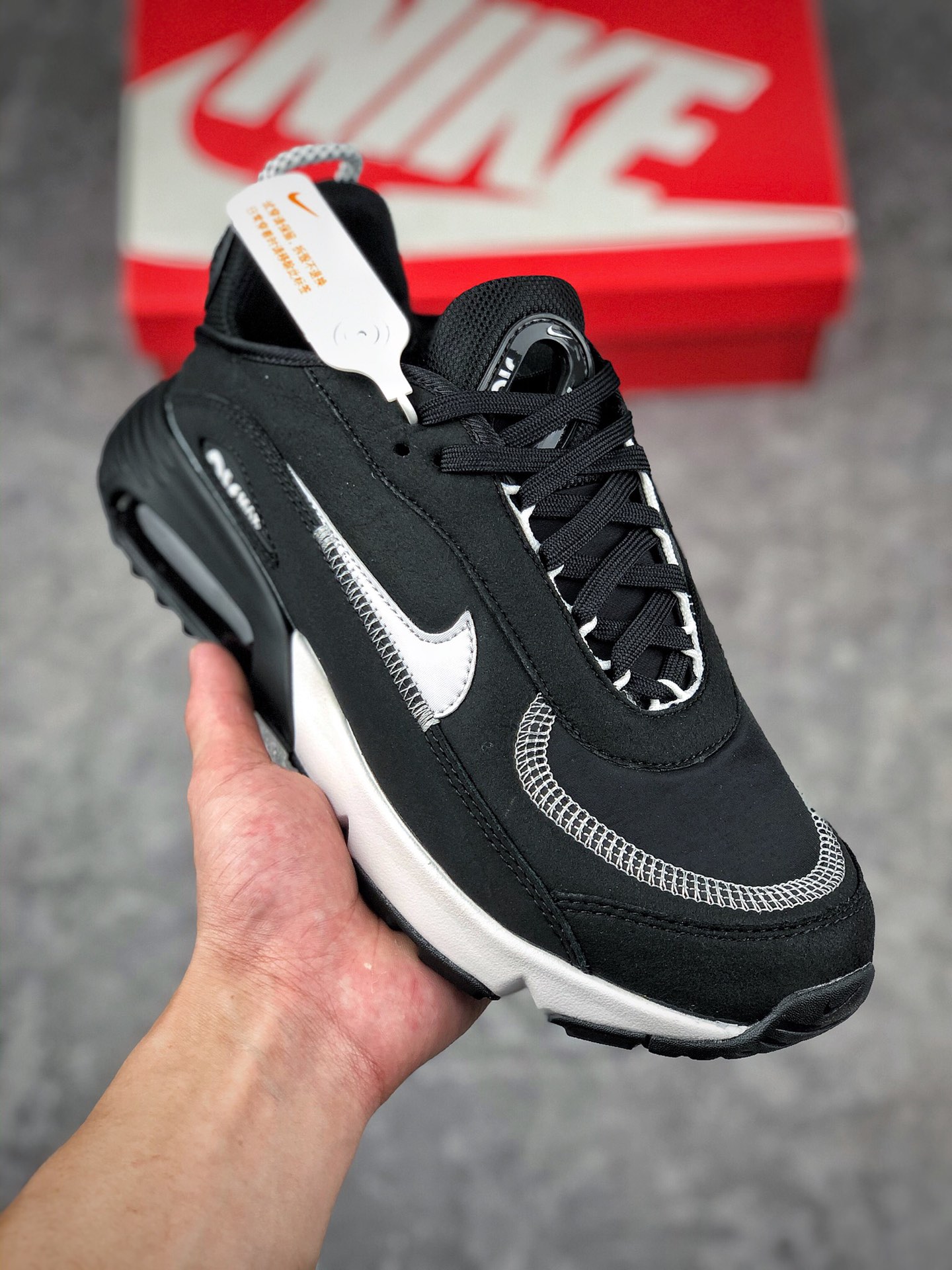  支持放店
公司级耐克Nike Air Vapormax 2090 梦幻跑鞋在 Air Max 90 诞生三十周年之际，Nike 以这款经典造型的跑鞋为蓝本，结合当下流行的科幻前卫风格的设计理念，打造出全新 Nike Air Max 2090 系列。以半透明蝉翼材质构成鞋身  
货号:CZ1708
尺码:36-45