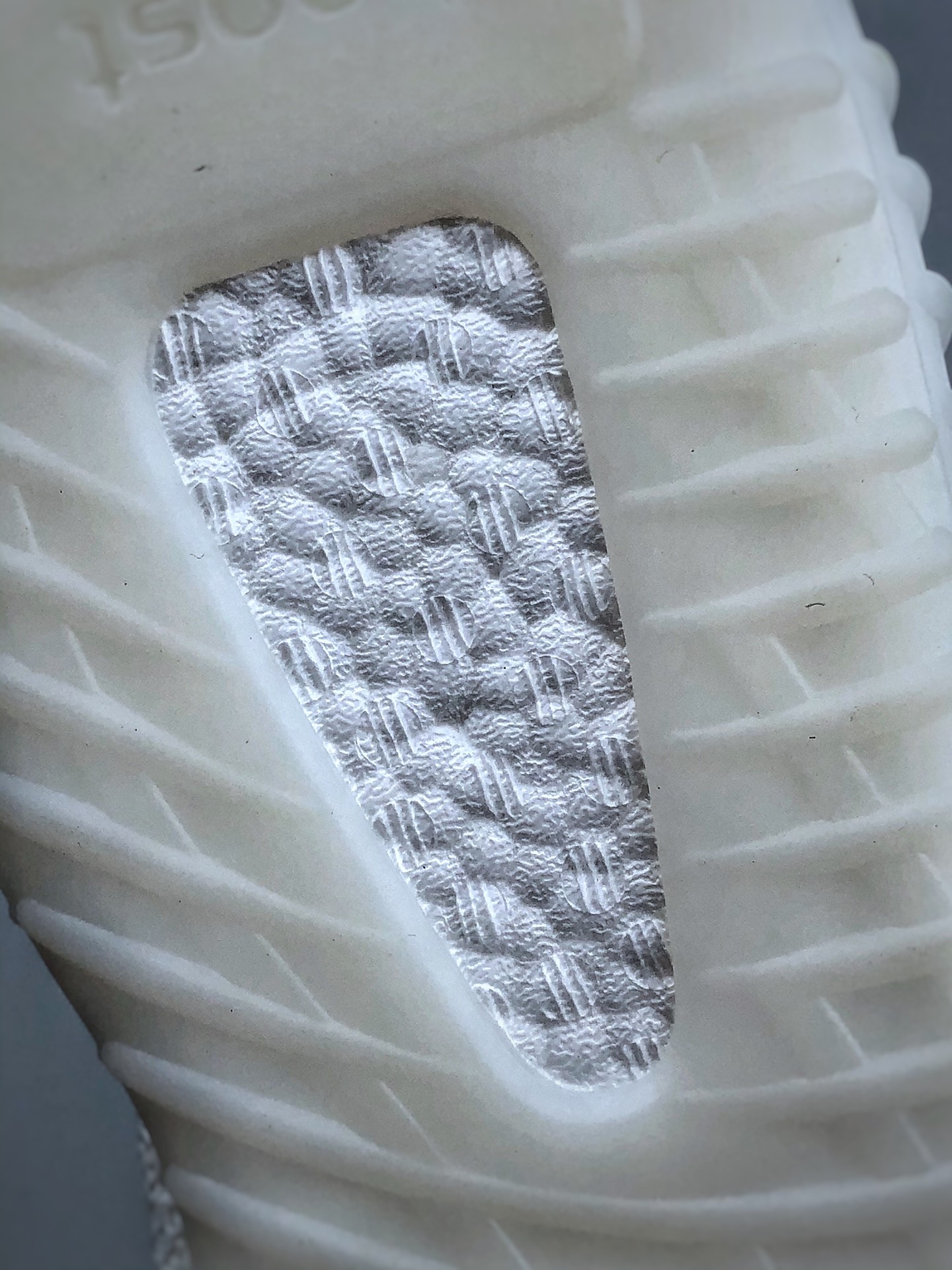 💰真标150 💰公司级180 💰纯原260 支持放店 盒装版本 Yeezy 350 Boost V2 纯白冰淇淋外贸客户指定订单 东莞原织面纯原1.0 原织面精针织机,原厂针织面料 #原档大底模具 百分百与海外发售原版一致 #顶级Boost 满钉大底 一切细节实拍如图极力推荐此版本 触碰性价比至高点‼ 货号:CP9366 尺码:36 36.5 37 38 38.5 39 40 40.5 41 42 42.5 43 44 44.5 45 46 47 48nike耐克 空军一号 阿迪达斯adidas 三叶草 椰子350 v2 sb dunk 古驰脏脏鞋 麦昆 匡威1970s 万斯 vans 范斯运动鞋板鞋跑步鞋跑鞋篮球鞋 添柏岚prada普拉达爱马仕香奈儿新百伦 巴黎世家迪奥dior爱步乔丹 air jordan 亚瑟士asics 斯凯奇 斐乐 彪马 锐步 mlb fila 鬼冢虎 lv路易威登 ny 北面 大鹅ugg 莆田鞋 板鞋 樱花粉 af1 高帮 纯白 复古 满天星 解构 鬼冢虎鞋盾 samba小麦色 蓝粉 马卡龙 低帮 独角兽 鬼冢虎鸳鸯 联名 童鞋 冰淇淋 骨白冰蓝 白蓝 黑色 小白鞋 电玩像素 黑白 涂鸦 镭射 雾霾 白色 diy 1970s 夜光 大童 泼墨 中帮 黑武士 洛克公园 魔术贴 情侣 经典 四钩 奶咖色 刮刮乐 白丝绸 白银 3m 反光 白绿夜光 白橙双钩 小雏菊 权志龙 白绿橙 off white 飞线 金钩 冰块 小银钩 笑脸 缝线 剪纸 纯黑 蓝丝绸 情人节限定 白金 蓝白 354 黑曜石 熊猫 像素 冰蓝 四小勾 水晶底 寿桃 洞洞鞋 彩虹像素 灰色 air force 1 黑色 拖鞋 aj4 aj35 aj11 篮球鞋 莆田 aj3 aj6 aj13 aj7 童鞋 儿童鞋 aj312 aj36 黑白奥利奥 传奇蓝 aj32 限量版 飞人拖鞋 康扣 熊猫 北卡蓝 low 白水泥 藤原浩 aj34郭艾伦 影子灰 蒂芙尼绿 aj10 倒钩 aj9 冰雪奇缘 黑曜石 aj31 aj270 球鞋 大魔王 冰激凌 樱木花道 热熔岩 迪奥联名 胭脂红 凉鞋 aj15 满天星 水泥灰 芝加哥 鸳鸯 aj28 情侣 aj28 樱花粉 电玩像素 北卡蓝 小迪奥 粉色 樱花粉 电玩像素 烟灰 变色龙 兵马俑 大巴黎 aj16 兔八哥 马卡龙 大学蓝 aj30 黑水泥 白蛇 叶绿素 火影 白水泥 情人节限定 粉蛇 黑红 球鞋gtcut kobe球鞋 zoom kobe 500黑武士 2022r nike星空 gt球鞋 zoom跑鞋 纽巴伦990 nikecourt女鞋 zoom aj1 nb827 斐乐hike nike青花瓷 aj镭射 科6 next跑鞋 宇航员2.0 小白鞋 男鞋 运动鞋 斯凯奇 斐乐 板鞋 aj 彪马 新百伦 亚瑟士 new balance adidas 阿迪达斯 篮球鞋 空军一号 纯白 跑步鞋 vision street wear puma 女运动休闲鞋 nb 情侣鞋 球鞋 dunk 美津浓 欧文7 运动鞋女款跑步鞋 休闲男鞋 aj1 拖鞋 耐克鞋男新款 鞋子 童鞋 男款 飞马 zoom 超级飞马 跑鞋 老爹鞋 air max 儿童鞋子 男士 飞马38 m2k 日落 黑白熊猫 女款 飞马39 男款 阿甘鞋 飞马37 夏季 dunk sb 华夫鞋 凉鞋 开拓者 夏款 毛毛虫 气垫 air zoom 休闲鞋 高帮 帆布鞋 sacai 2022 vapormax 赤足 飞马36 af1 紫葡萄 树莓紫 winflo8 court女鞋 网鞋 zoom 破二 dc0774 拖鞋 superfly 子弹头 dunk黑白熊猫 blazer max270 欧文7 小童鞋 阿尔法 欧文8 登月 星空 莆田 黑武士 airmax97 贝壳头 三叶草 boost forum 椰子鞋 yeezy neo 暗夜精灵 金标 椰子 350 v2 ultraboost 清风 阿尔法 涉水鞋 ub21 ub22 forum84 ub nmd 爆米花 pro2 cut supernova x9000 椰子500 小椰子 forum low 史密斯 椰子700 樱花系列女鞋 新百伦530 327 574 5740 满天星 992 550 990 303 nb2002ra 302 元祖灰 993 990v5 nb300 ms327 580 999 nb327新百伦 新百伦878 nb300 5740奶茶色 m5740nb5740 997 608 452 nbms327 992元祖灰 996 880 低帮 倒钩 aj1 low 北卡蓝 黑曜石 倒钩藤原浩鞋 芝加哥 禁穿 小迪奥aj1 aj1大学蓝 樱花粉 烟灰 闪电倒钩 mid 影子灰 白丝绸 黑红脚趾 黑红 马卡龙 小dior 蒂芙尼绿 黑脚趾 小摩卡 蜘蛛侠 兔八哥 莆田纯原 纯白 中帮 黑粉脚趾 鸳鸯 low摩卡棕 扣碎 倒钩低帮 小闪电 凯尔特人 芝加哥ow联名 灰白 红豆奶茶 叛逆 换底 扣碎篮板 摩卡棕 迪奥联名鞋 皇家蓝 低帮女鞋倒钩白棕 泡泡糖 黑粉脚趾 北卡蓝低帮 黑绿脚趾 影子灰 蒂芙尼绿 黑脚趾 浆果粉 扣碎篮板 鸳鸯 冰淇淋 白丝绸 激光蓝 offwhite联名 黑粉脚趾 蓝 水洗丹宁 情人节 午夜蓝 凯尔特人 泡泡糖 男鞋 女鞋 夏季 儿童 拖鞋 小众鞋 篮球鞋 凉鞋 运动鞋 跑步鞋 童鞋 板鞋 日落 足球鞋 小白鞋 跑鞋 老爹鞋 zoom 超级飞马 36 37 38 sb dunk 鞋子 新款 m2k air max 薄款 赤足5.0 星空 登月 回到未来 vapormax 超轻 网鞋 气垫鞋 阿甘鞋 休闲鞋 47 blazer 高帮 樱花粉 free vaporfly 情侣 子弹头 华夫鞋 欧文7 lebron18 joyride fly3 max270 杜兰特5 毛毛虫 黑武士 限量版 忍者 马拉松 winflo7 kyrie7 ep 莆田鞋 板鞋 樱花粉 af1 高帮 纯白 复古 满天星 解构 鞋盾 小麦色 蓝粉 马卡龙 低帮 独角兽 鸳鸯 联名 童鞋 冰淇淋 骨白冰蓝 白蓝 黑色 小白鞋 电玩像素 黑白 涂鸦 镭射 雾霾 白色 diy 夜光 大童 泼墨 中帮 黑武士 洛克公园 魔术贴 情侣 经典 四钩 奶咖色 刮刮乐 白丝绸 白银 3m 反光 白绿夜光 白橙双钩 小雏菊 权志龙 白绿橙 off white 飞线 金钩 冰块 小银钩 笑脸 缝线 剪纸 纯黑 蓝丝绸 情人节限定 白金 蓝白 354 黑曜石 熊猫 像素 冰蓝 四小勾 水晶底 寿桃 洞洞鞋 彩虹像素 灰色 air force 1 黑色 拖鞋 aj4 aj35 aj11 篮球鞋 莆田 aj3 aj6 aj13 aj7 童鞋 儿童鞋 aj312 aj36 黑白奥利奥