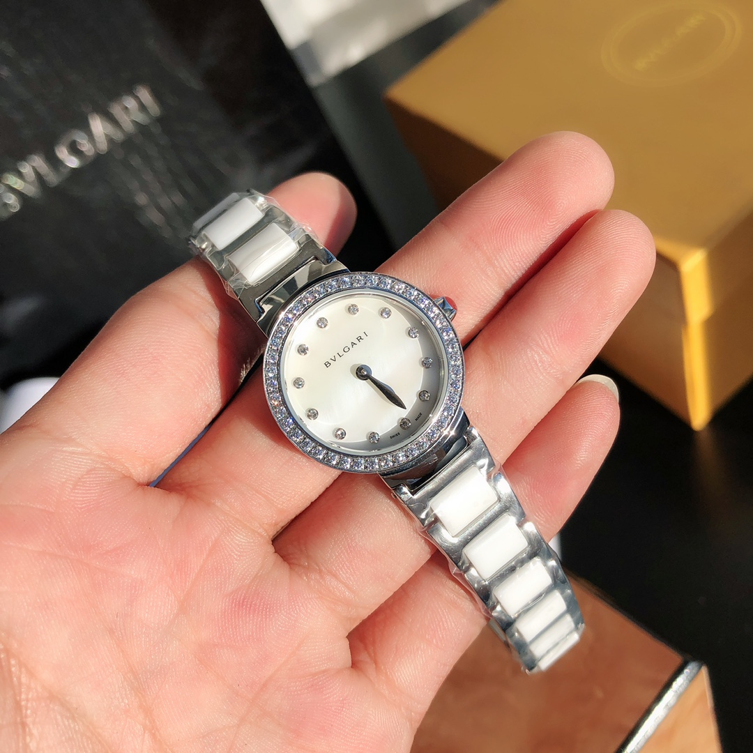 “BVLGARI Paulie Collection: Classic Fashion Watches with White Light Diamonds and Ceramics”