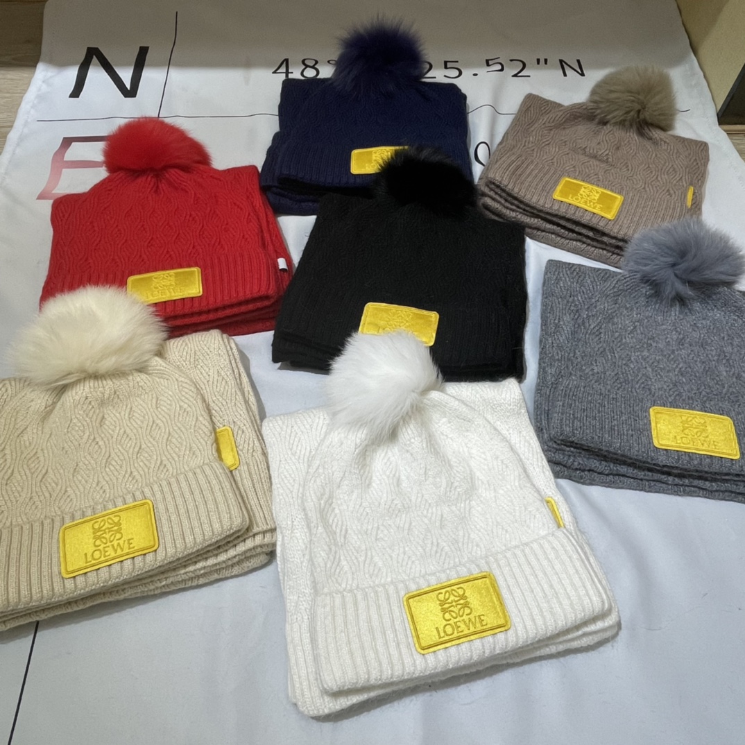 NO:602128,Loewe suit LOEWE hat and scarf suit 70 cashmere rabbit velvet with 15 cm real fox fur ball, warm and fashionable, excellent quality, casual and fashionable, stylish and versatile Color: black and white Mika red gray and blue suit, suit, loewe, loewe, hats19860909罗意威套装LOEWE帽子围巾套装70羊绒兔绒配15公分真狐狸毛球,保暖又时尚,质量杠杠滴 休闲时尚潮流又有范百搭款 颜色:黑白米卡红灰蓝套装,套装,loewe,loewe,hats,accessory