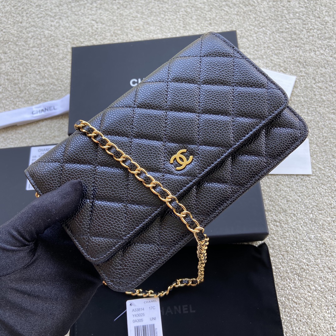 按扣小香进口意大利小羊皮货号:A33814尺寸:w20h13d3.5cm颜色:黑色球纹金色钢唛