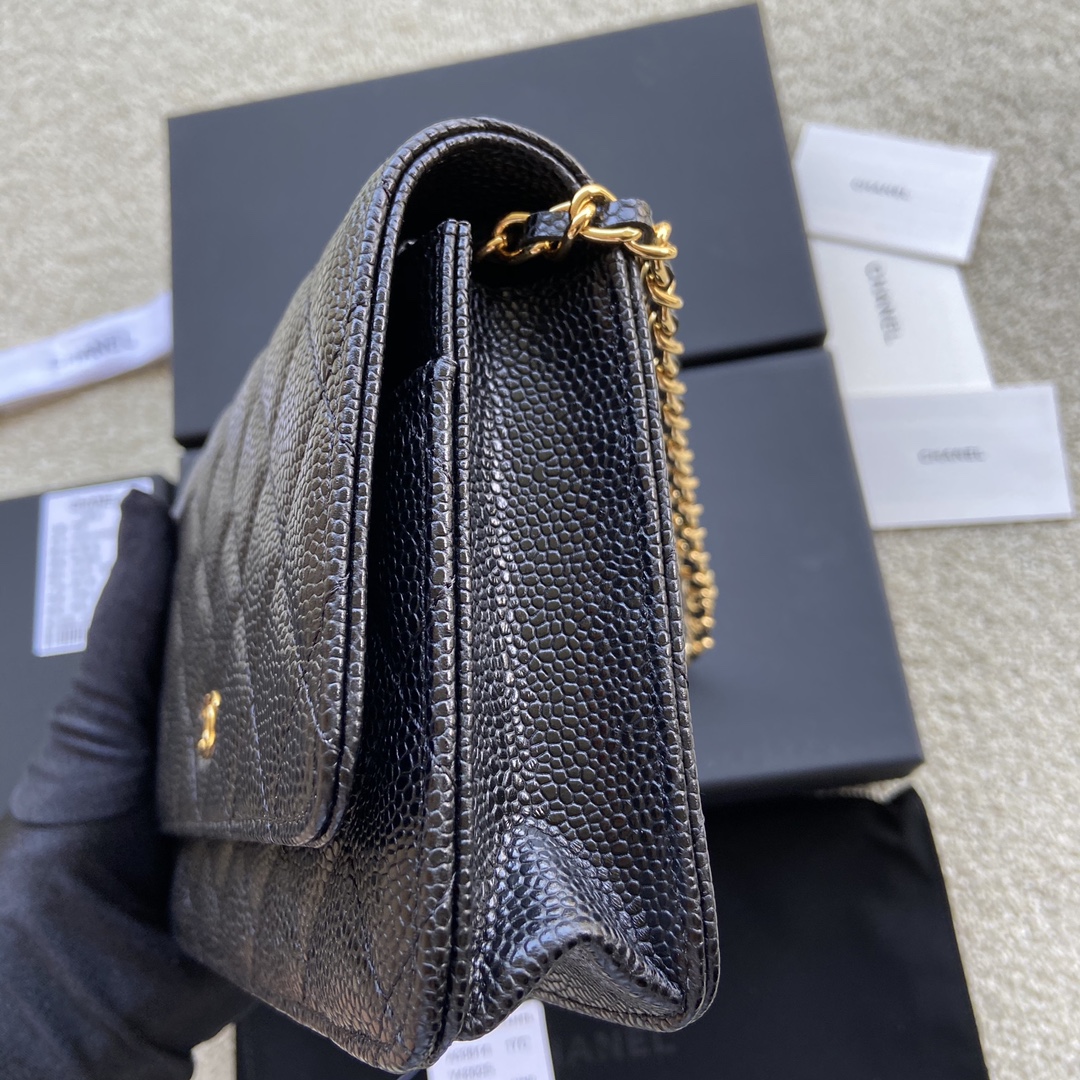 按扣小香进口意大利小羊皮货号:A33814尺寸:w20h13d3.5cm颜色:黑色球纹金色钢唛