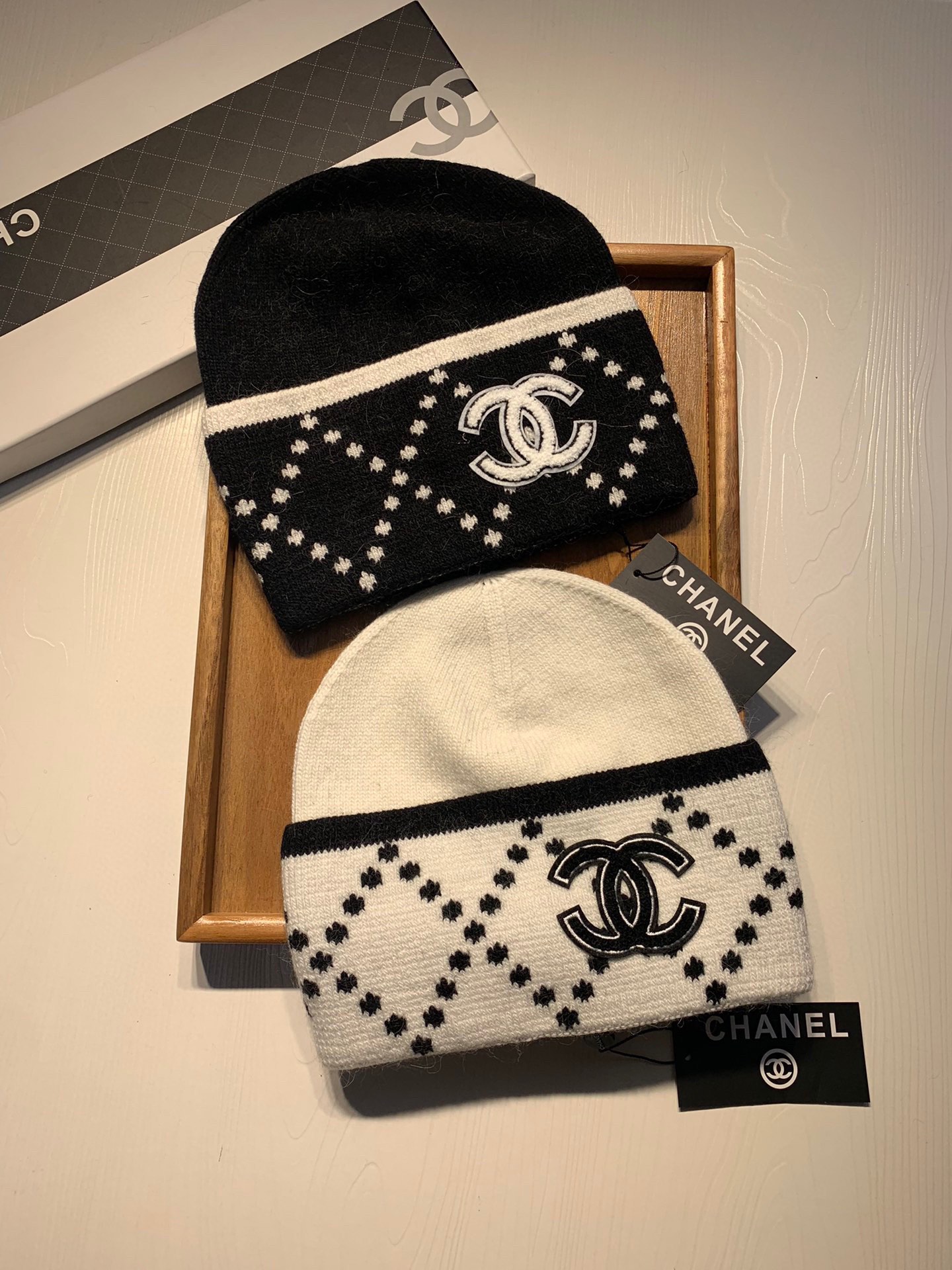 NO:362215,.C home.【Wool Single Hat】customer supplying wool!  A precious collection of soul hats!  Guest color yarn is very beautiful!  classic!  The touch is soft and greasy. 70 wool 30 rabbit hair. A lamb combed lamb can only produce 30-40g of wool. Such a hat requires three or four lambs. Don’t use ordinary hats on the market to pretend to be. Is the yarn supplied by customers good? The market goods are incomparable!  The top-notch luxury of materials is the charm of the product. Easy access to the counter. Those who mix in the counter must receive it. They love every color. And they are beautiful and endurable!  Men, women, young and old can wear it!  You can beautify the real thing~ Hat Straw Hat Fisherman's Hat Baseball Hat Knitted Hats, Hats, Chanel, espadrilles, hats.C家.【羊毛单帽】客供小羊毛！珍贵典藏的灵魂帽子！客供色纱.每个颜色都非常好看！经典！手感软腻.70羊毛30兔毛.一只小羊精梳过的小羊仅能产出30-40g的羊毛.这么一个帽子得三四只小羊.不要拿市面上普通帽子冒充相比.客供的纱线好吗.市场货没得比！用料顶级奢华这就是产品的魅力.轻松出入专柜.混专柜的来必收.素色每个颜色都爱.而且美耐级了！男女老少均可用佩戴！见到实物你们能美化了～帽子草帽渔夫帽棒球帽针织帽,帽子,chanel,espadrilles,hats,hat